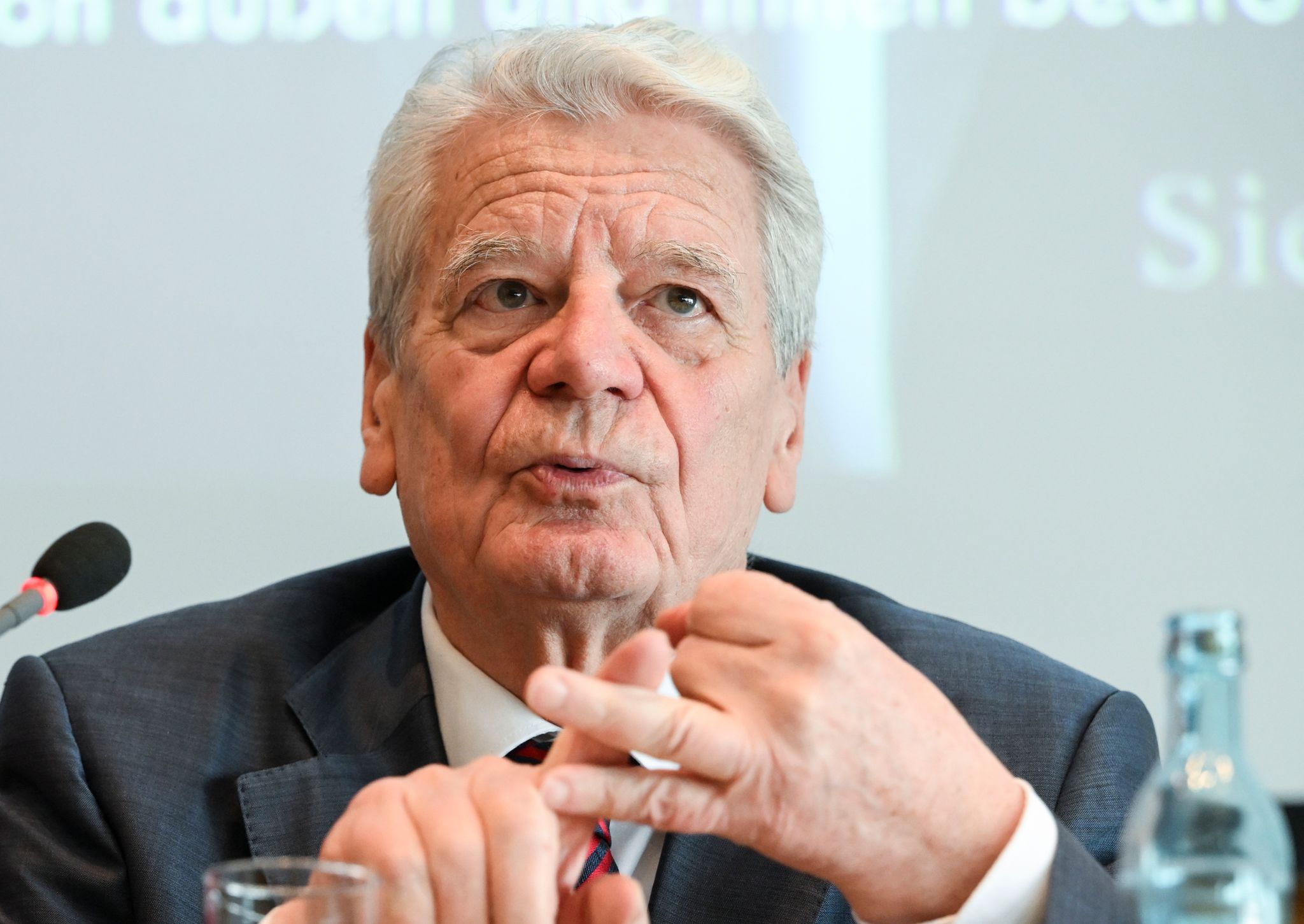 Gauck kritisiert Altkanzler Schröder wegen Russland