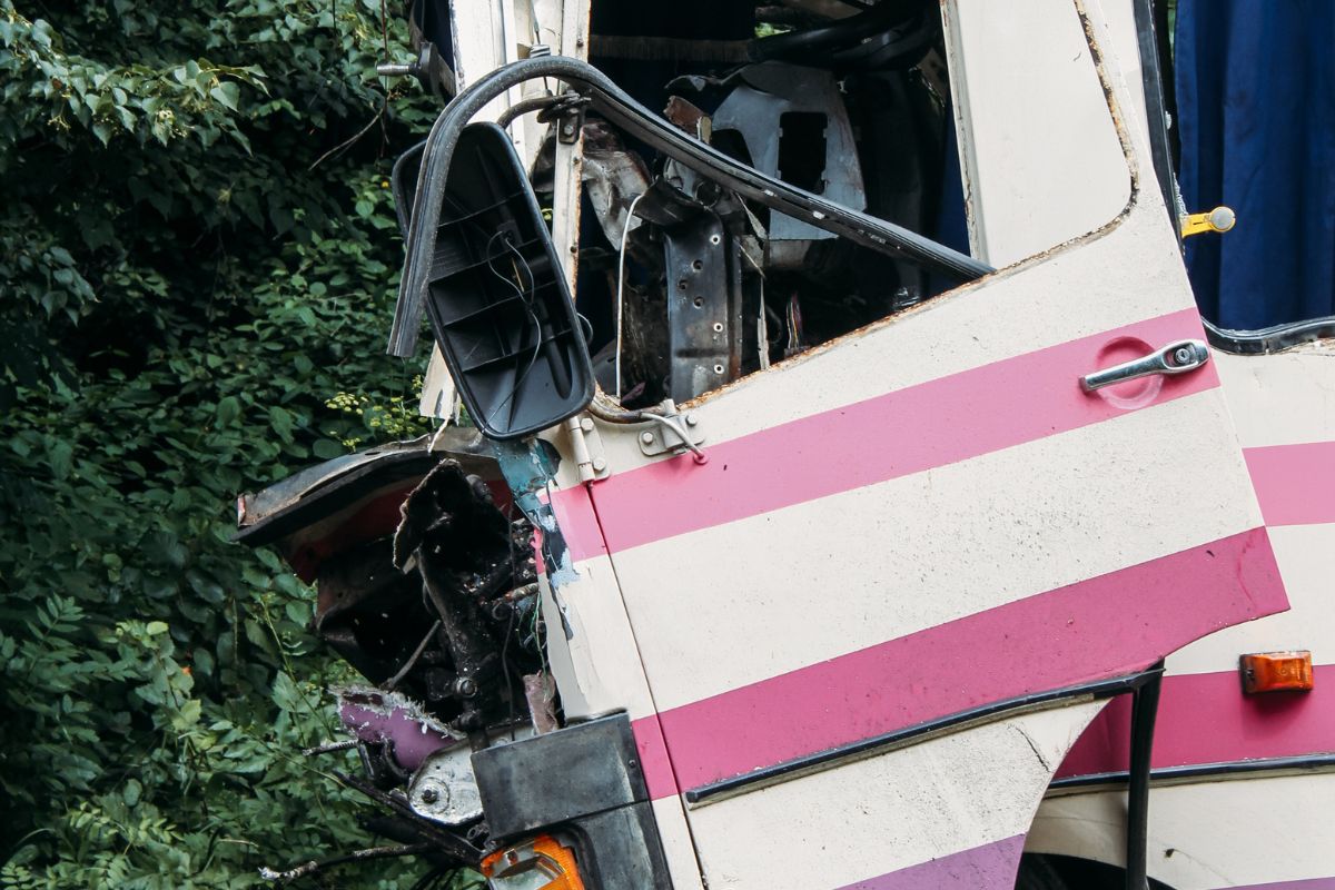 Schrecklicher Unfall: Bus rast in Menschenmenge – Viele Tote und Verletzte