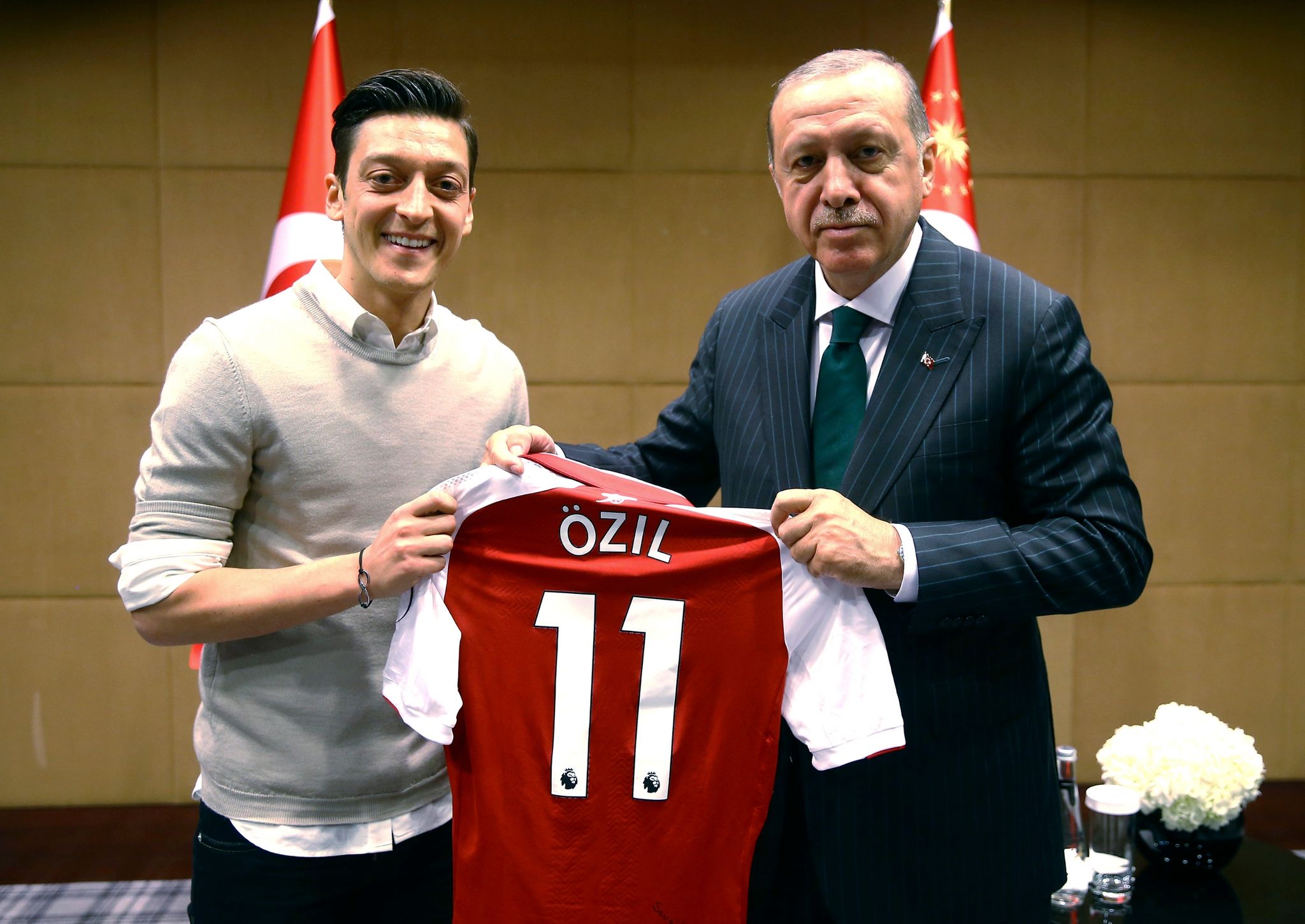 Özil teilt nach Wahlsieg erneut Foto mit Erdogan