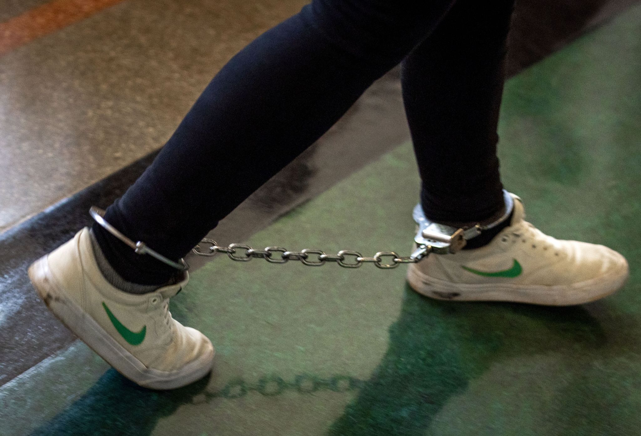 Baby aus dem Fenster geworfen: Haftstrafe für Mutter