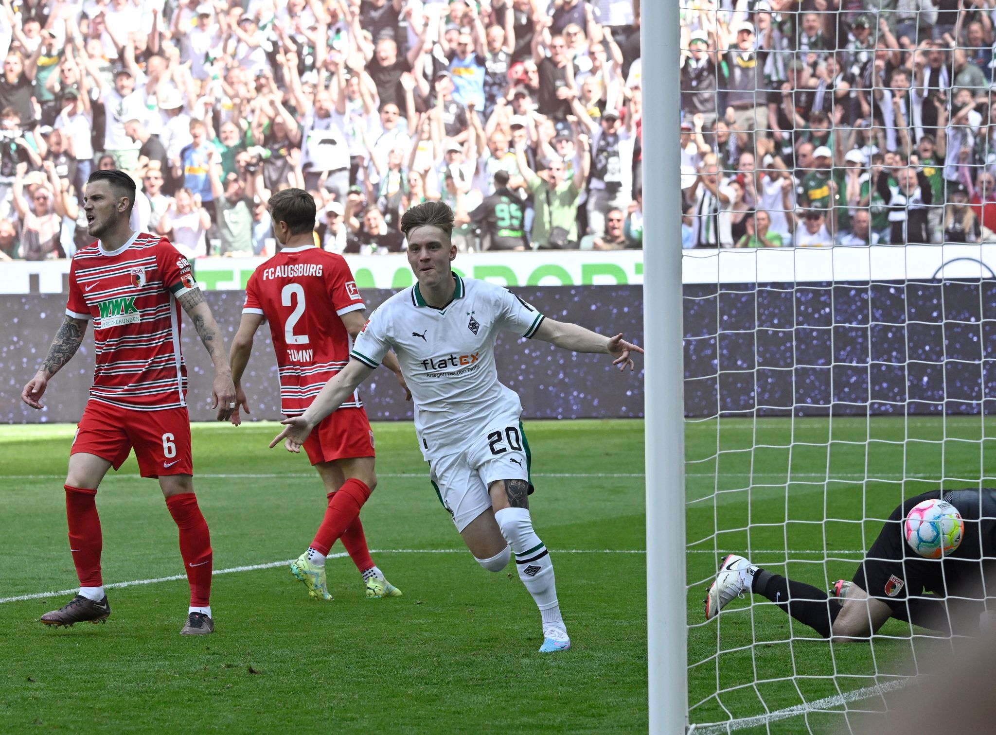 Augsburg rettet sich bei Stindl-Abschied in Gladbach