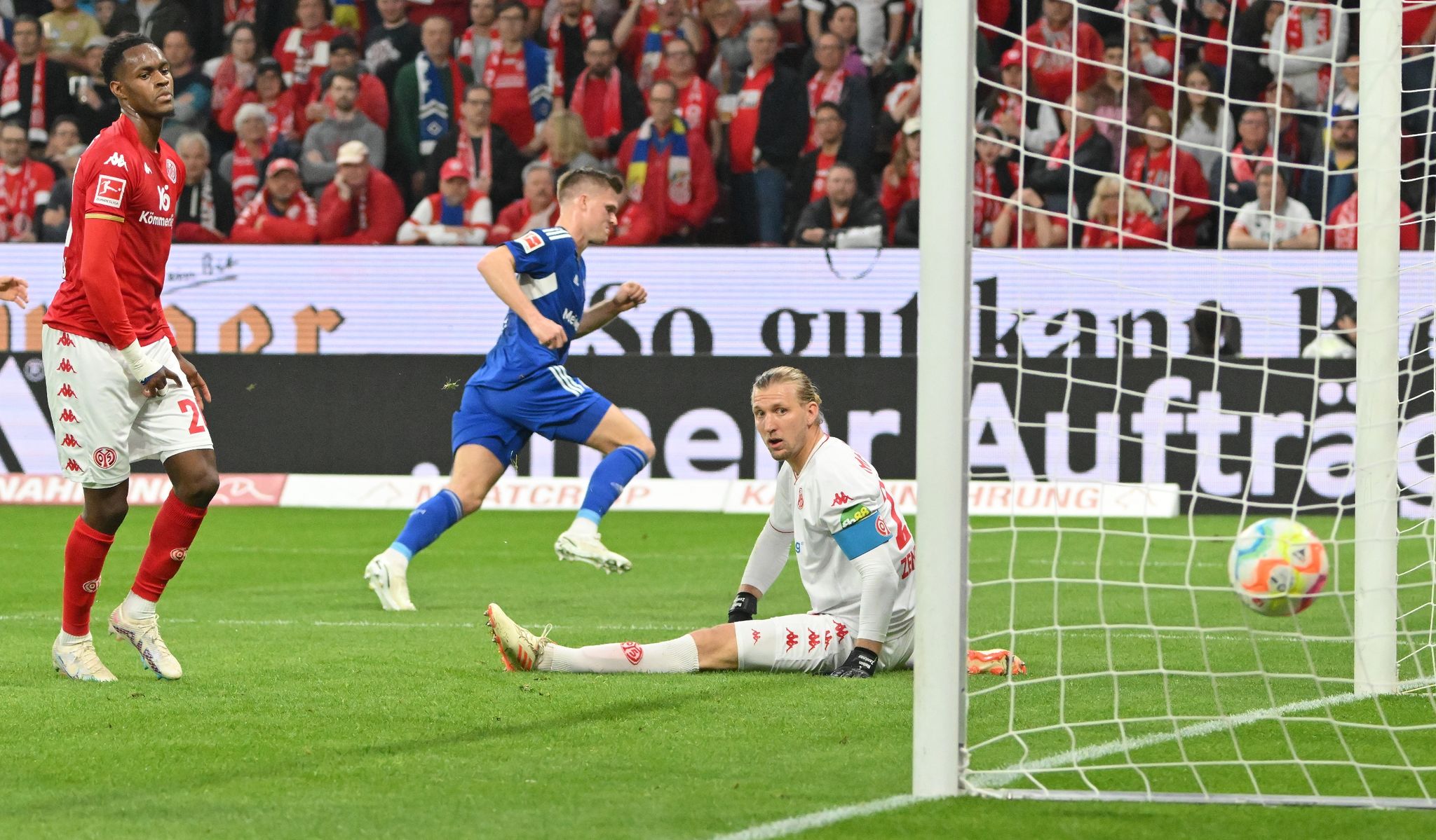 Last-Minute-Bülter: Schalke mit Big Points im Abstiegskampf