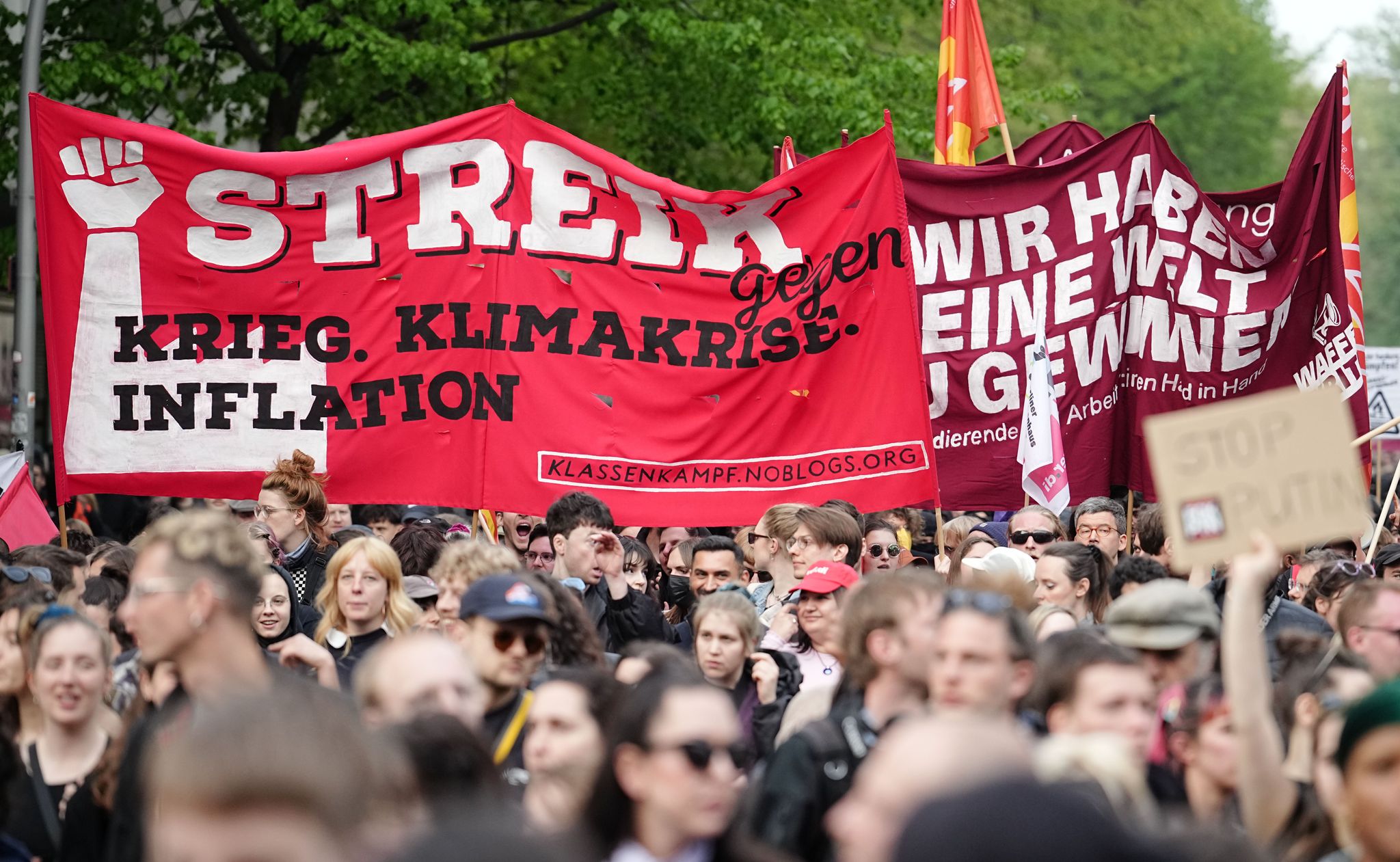 Friedlicher 1. Mai – Video von aggressiven Polizisten
