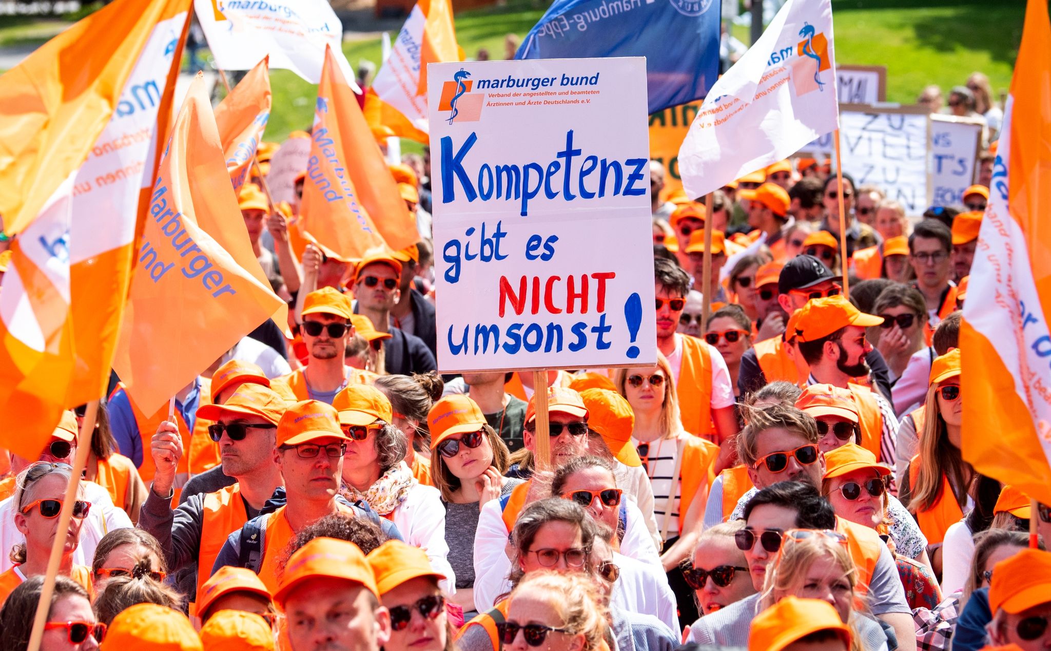 Tausende Ärzte demonstrieren bundesweit für mehr Geld