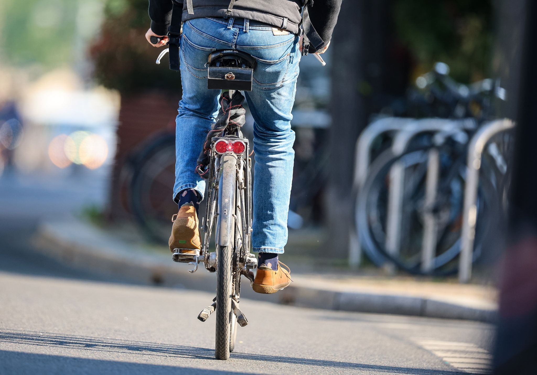 Rad fahren: Von bösen Sätteln und guten Helmen