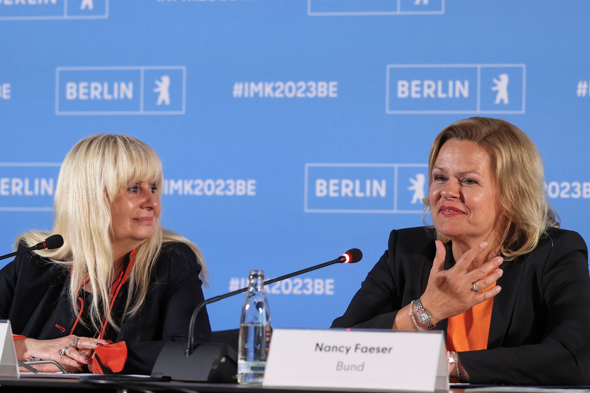 Innenminister für Messerverbot in Zügen und Cannabis-Studie