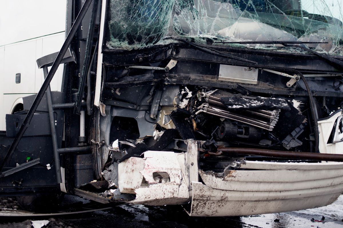 Verheerender Busunfall fordert 11 Todesopfer und zahlreiche Verletzte
