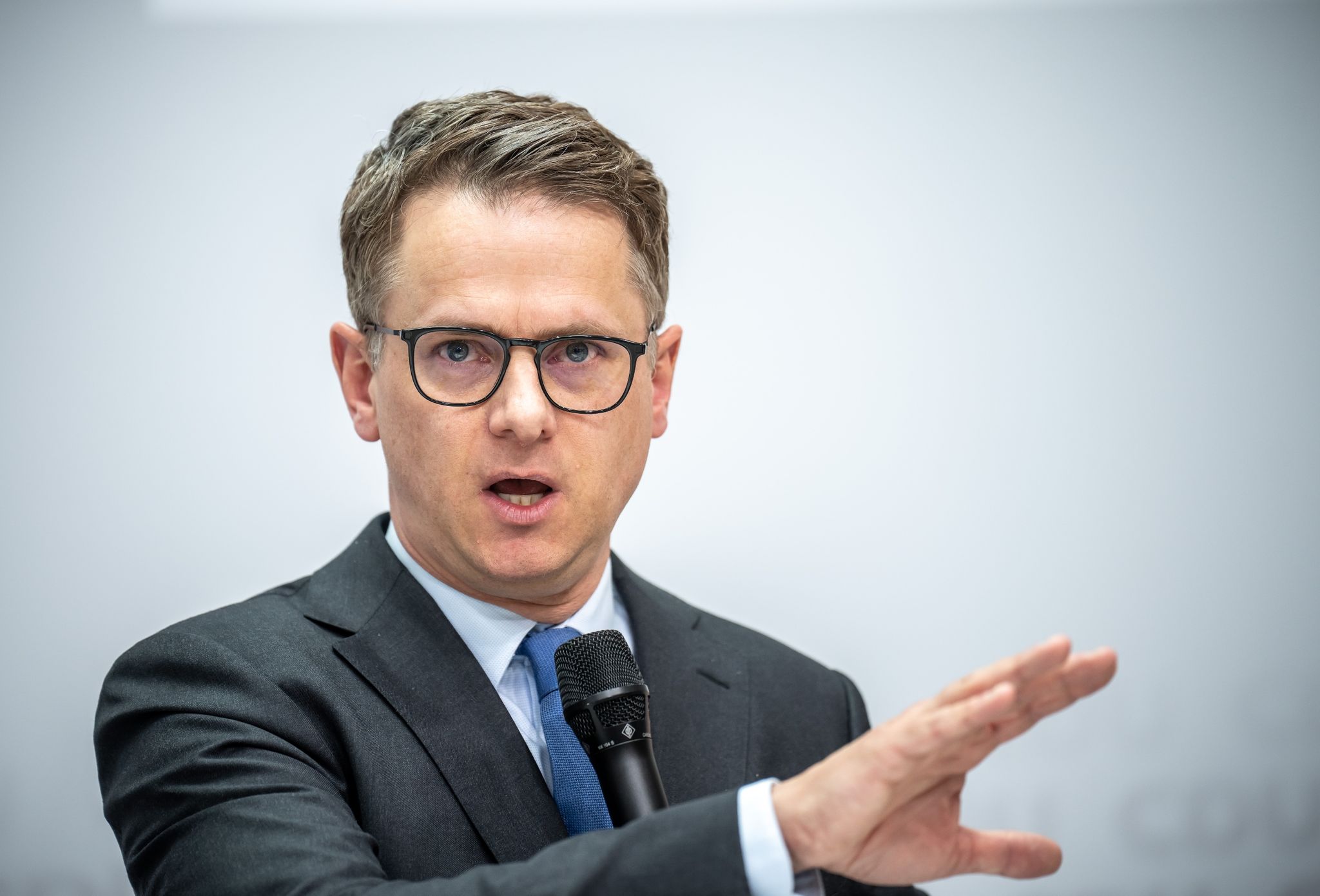 CDU-Vize Linnemann: Arbeitslose zu Job-Annahme verpflichten