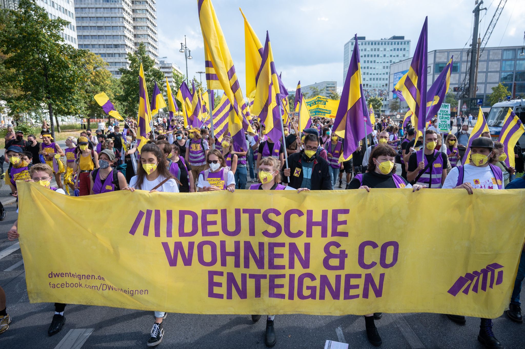 Experten: Enteignung großer Berliner Wohnungsfirmen möglich