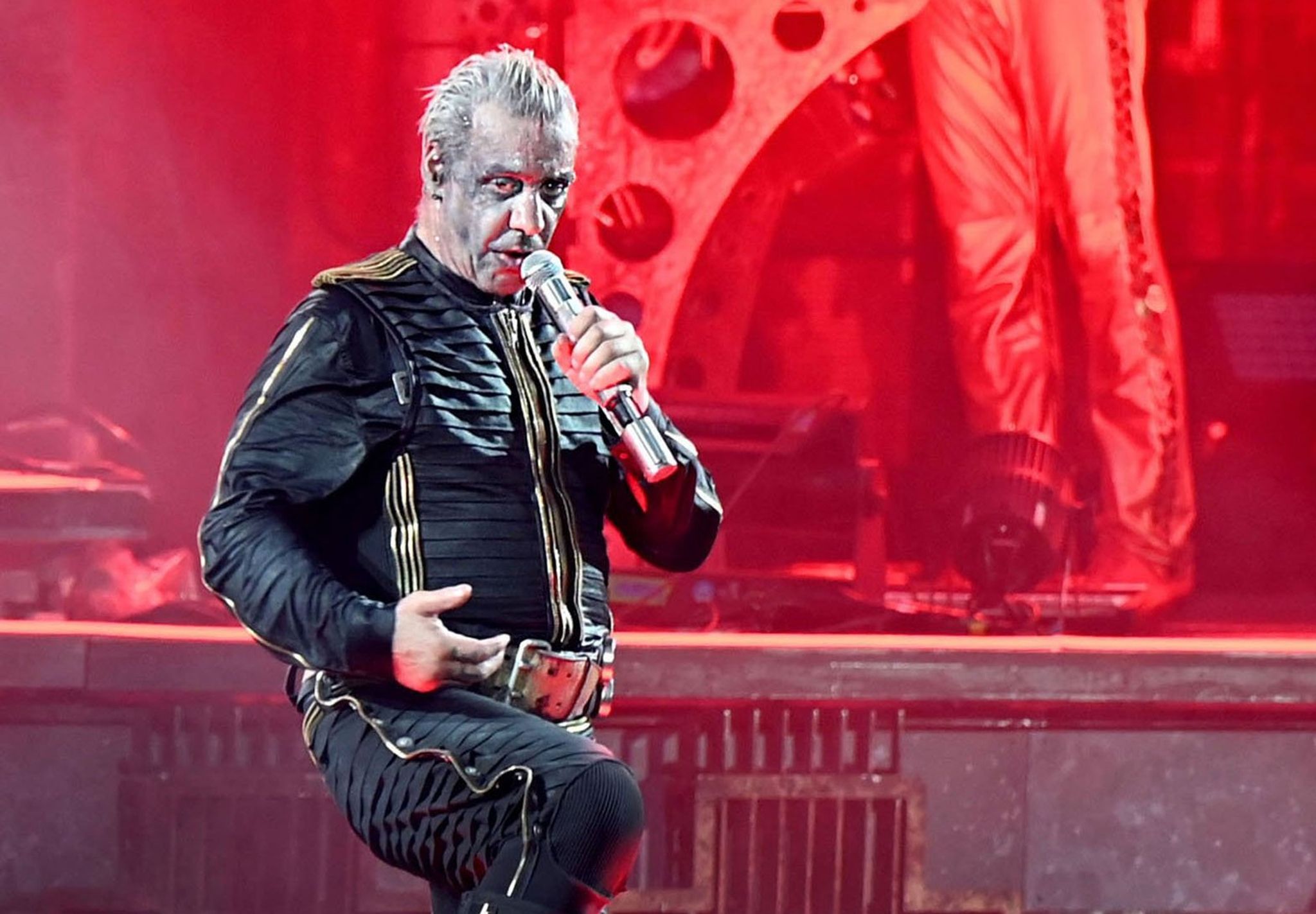 Till Lindemann lässt Vorwürfe zurückweisen