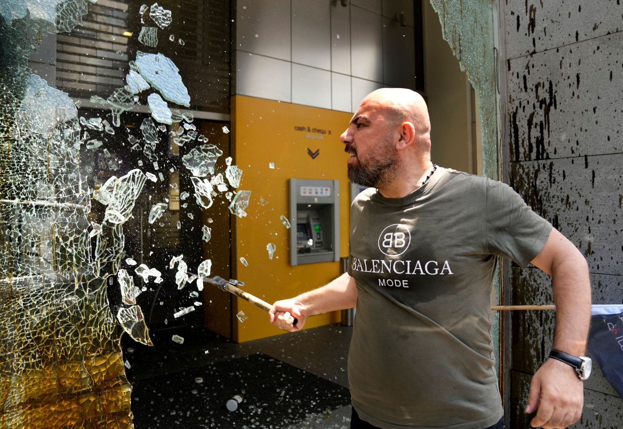Wütende Demonstranten greifen Banken im Libanon an
