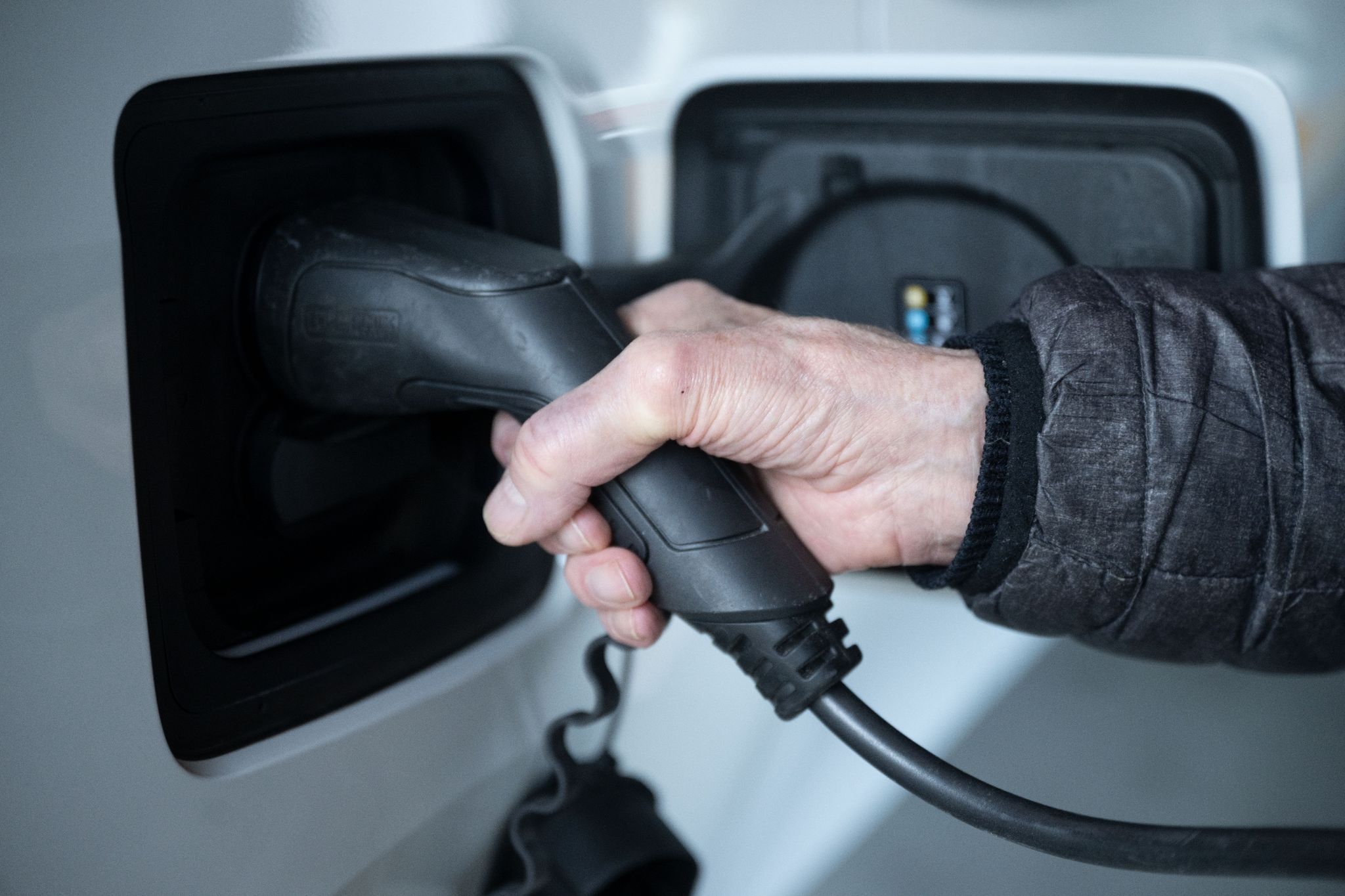 Schutz vor Blackout: Netzbetreiber sollen bei Engpässen Strom drosseln dürfen