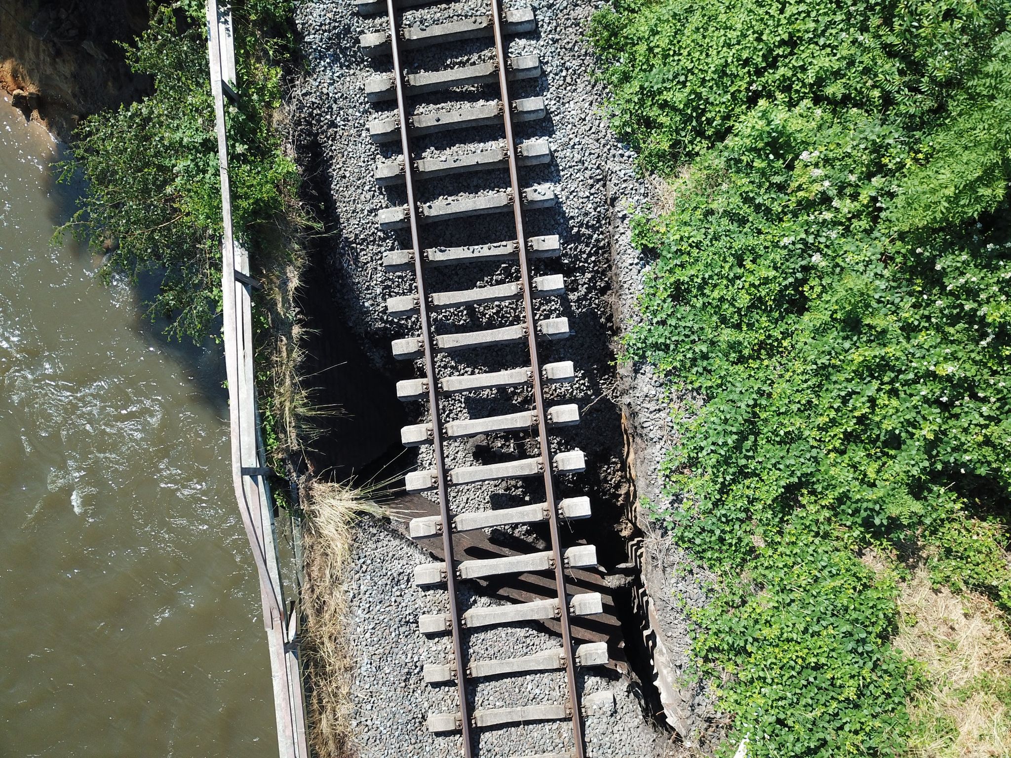Unwetter weicht Emscher-Deiche auf – Bahnbrücke abgesackt