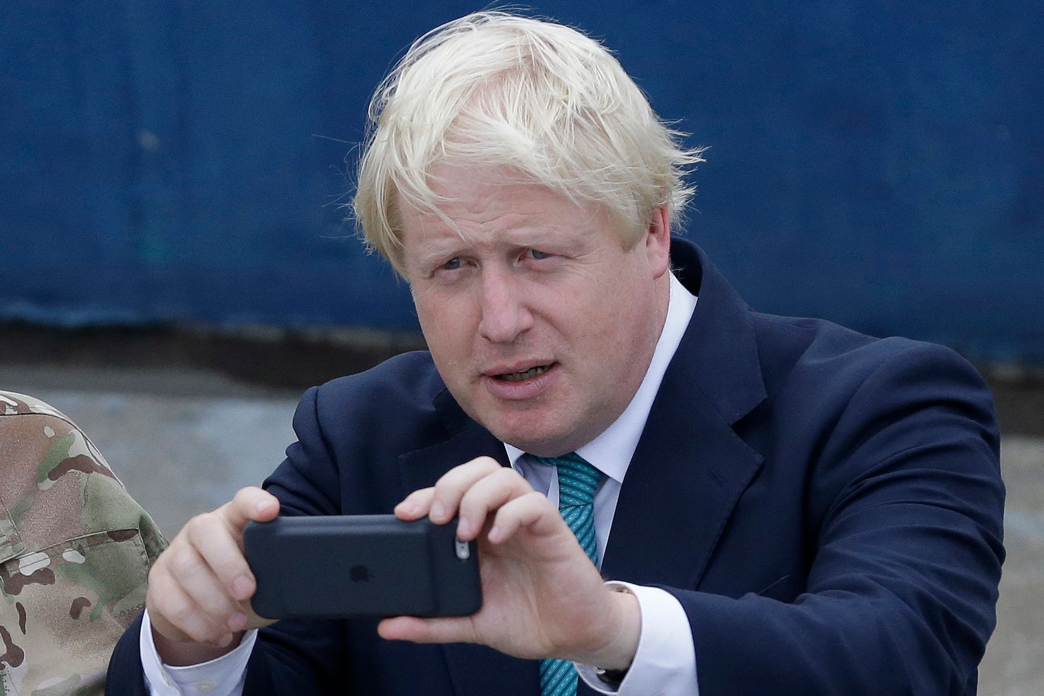 WhatsApp-Streit: Johnson erhöht Druck auf Regierung
