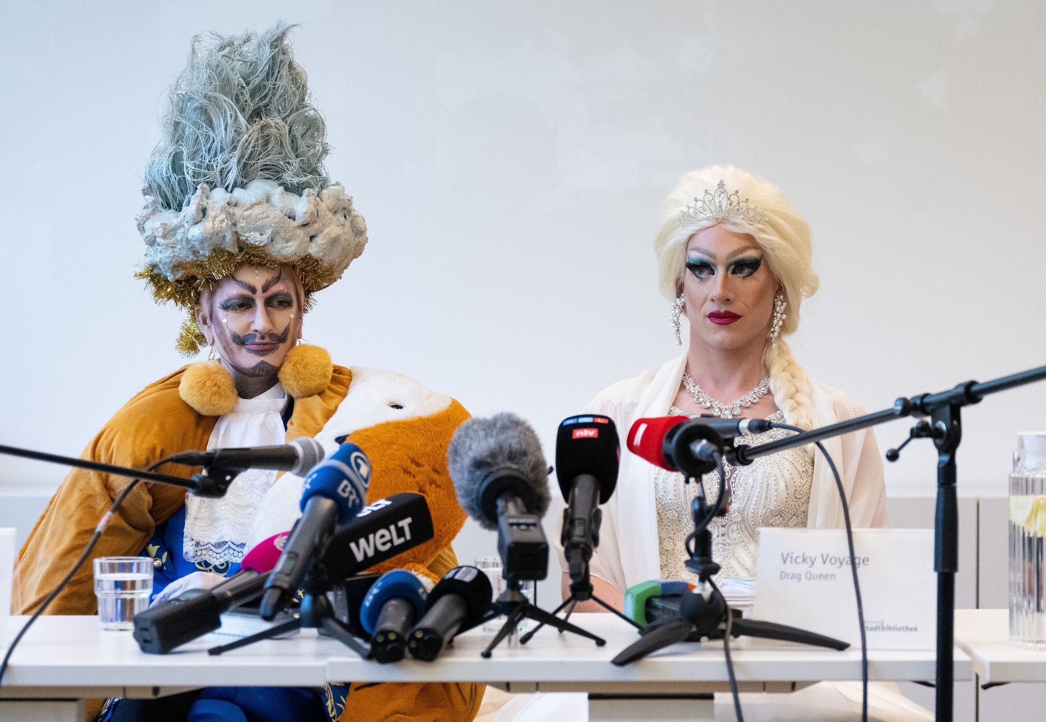 Mut zum Anderssein: Drag-Lesung für Kinder sorgt für Protest