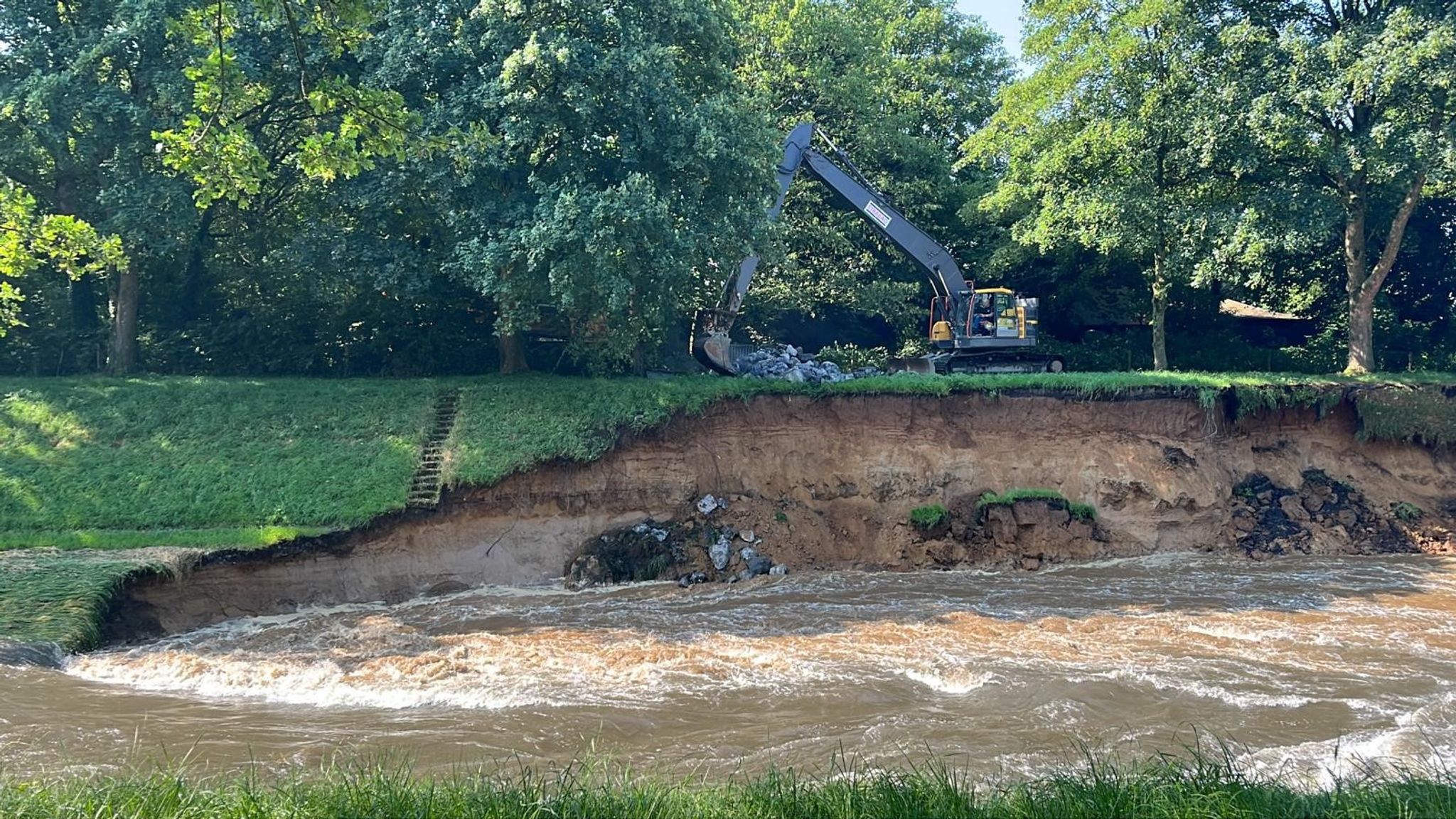 Unwetter weicht Emscher-Deiche auf – Bahnbrücke abgesackt