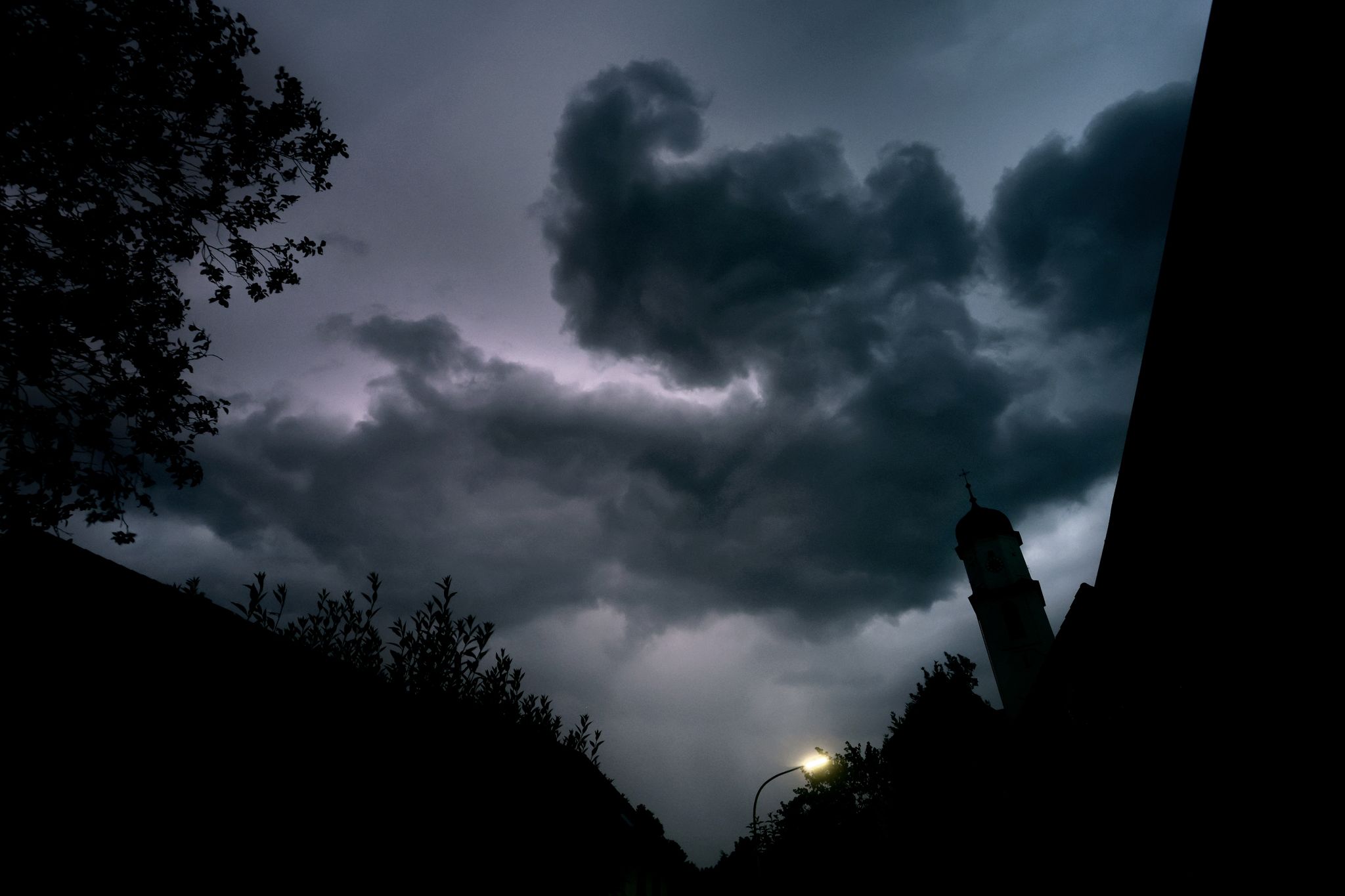 Sommer startet schwülwarm und gewittrig