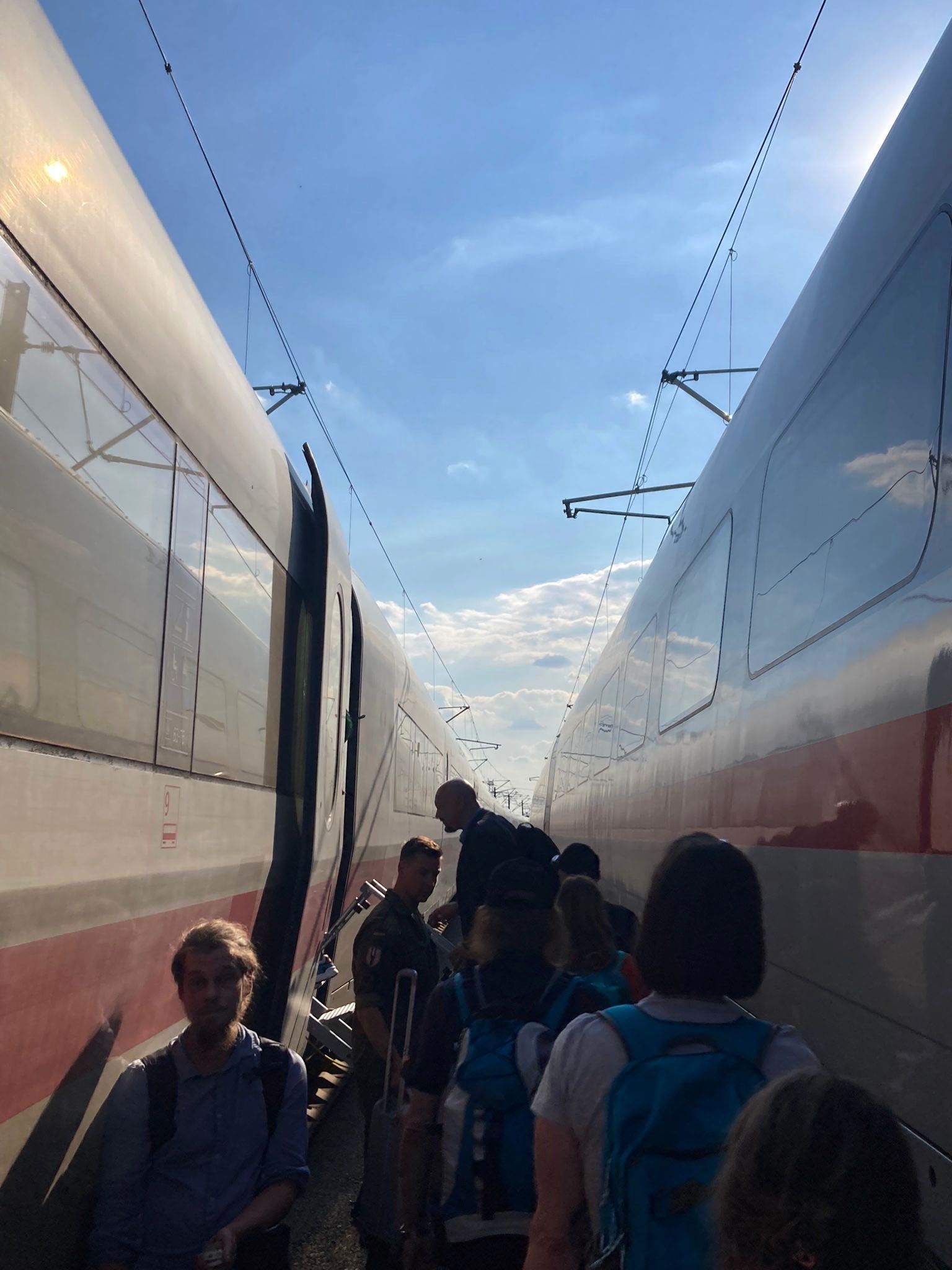 ICE mit 800 Fahrgästen bleibt auf Brücke liegen