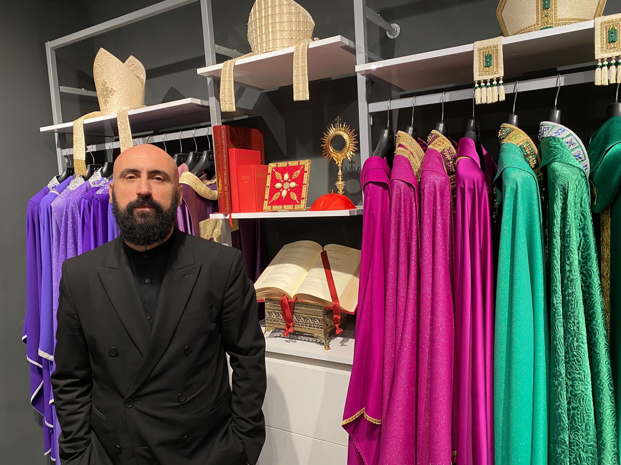 Mitra und Tattoos – Des Papstes ungewöhnlicher Schneider