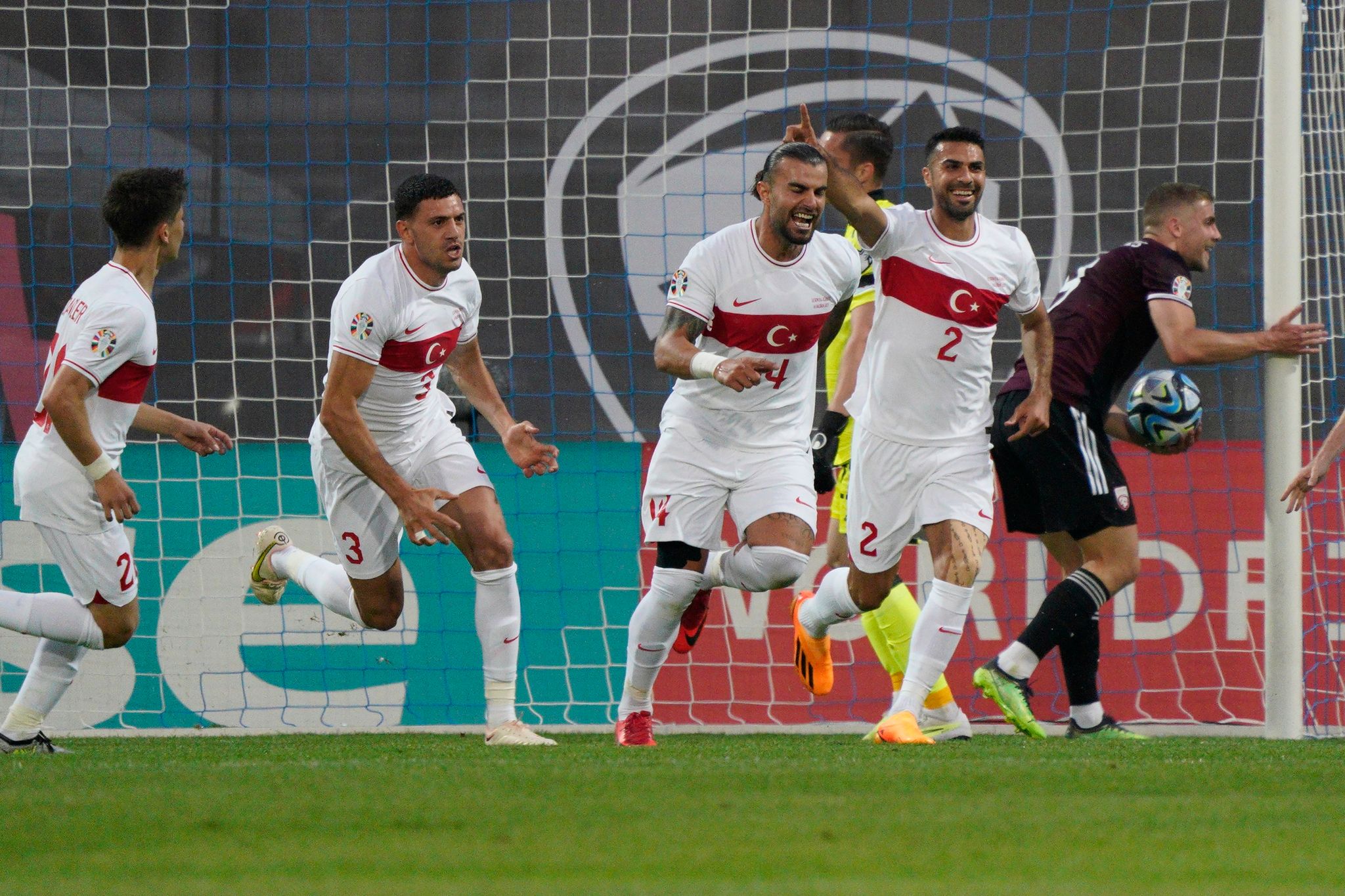 Frankreich, England und Schweiz bleiben ungeschlagen