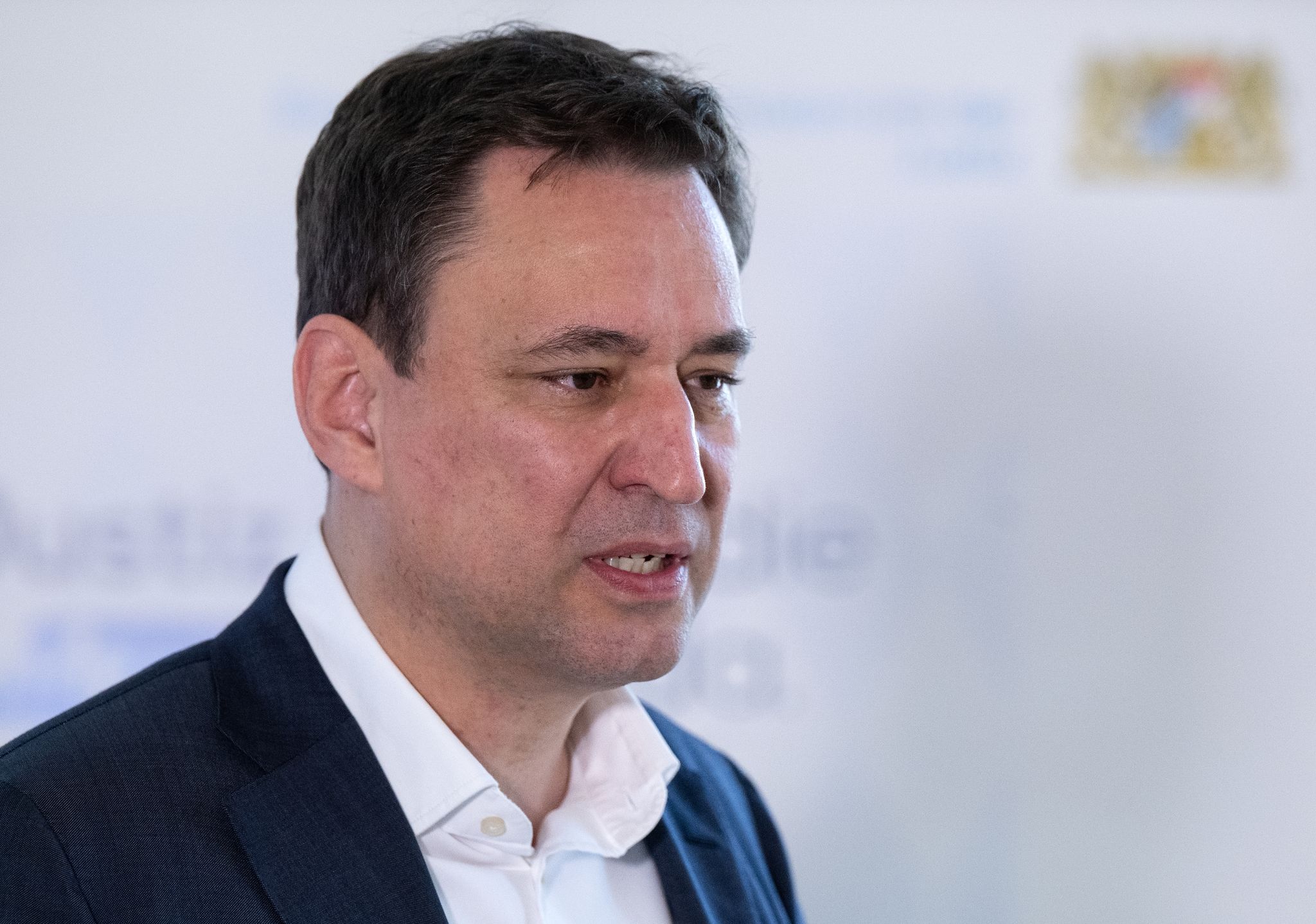 Justizminister Eisenreich weist Kritik an Razzia zurück