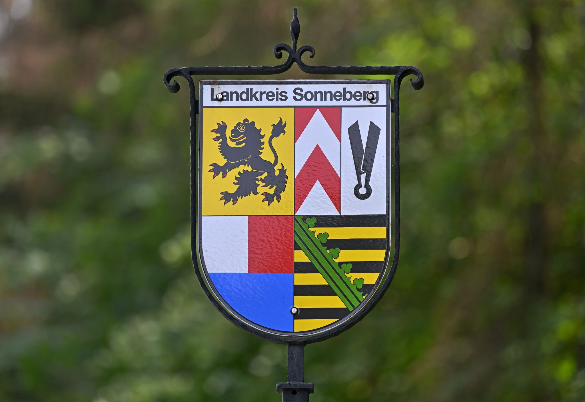 Kreis Sonneberg: Mann in Schwarz-Weiß-Rot bei Kita