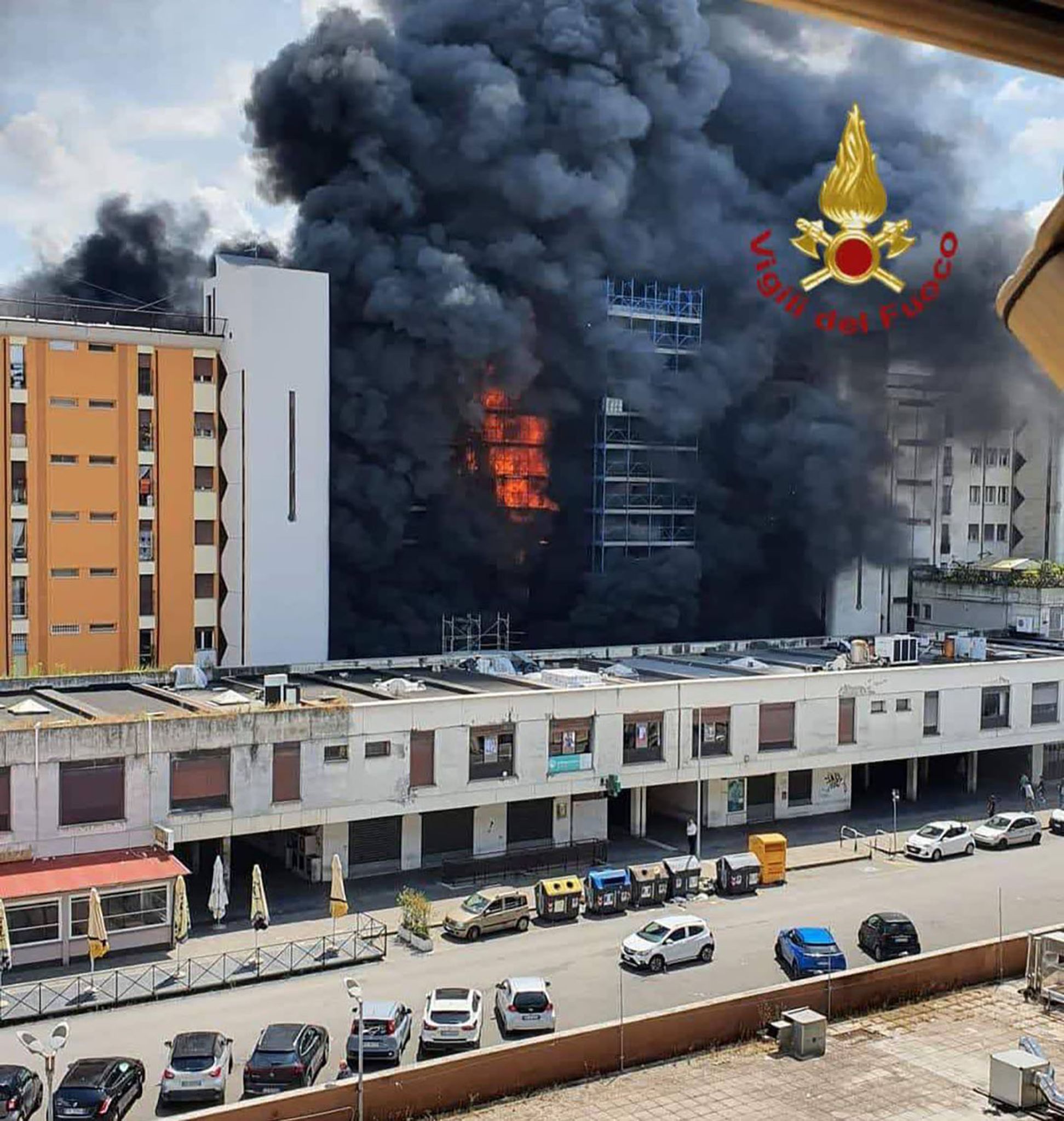 Großer Brand in mehrstöckigem Wohngebäude in Rom – ein Toter