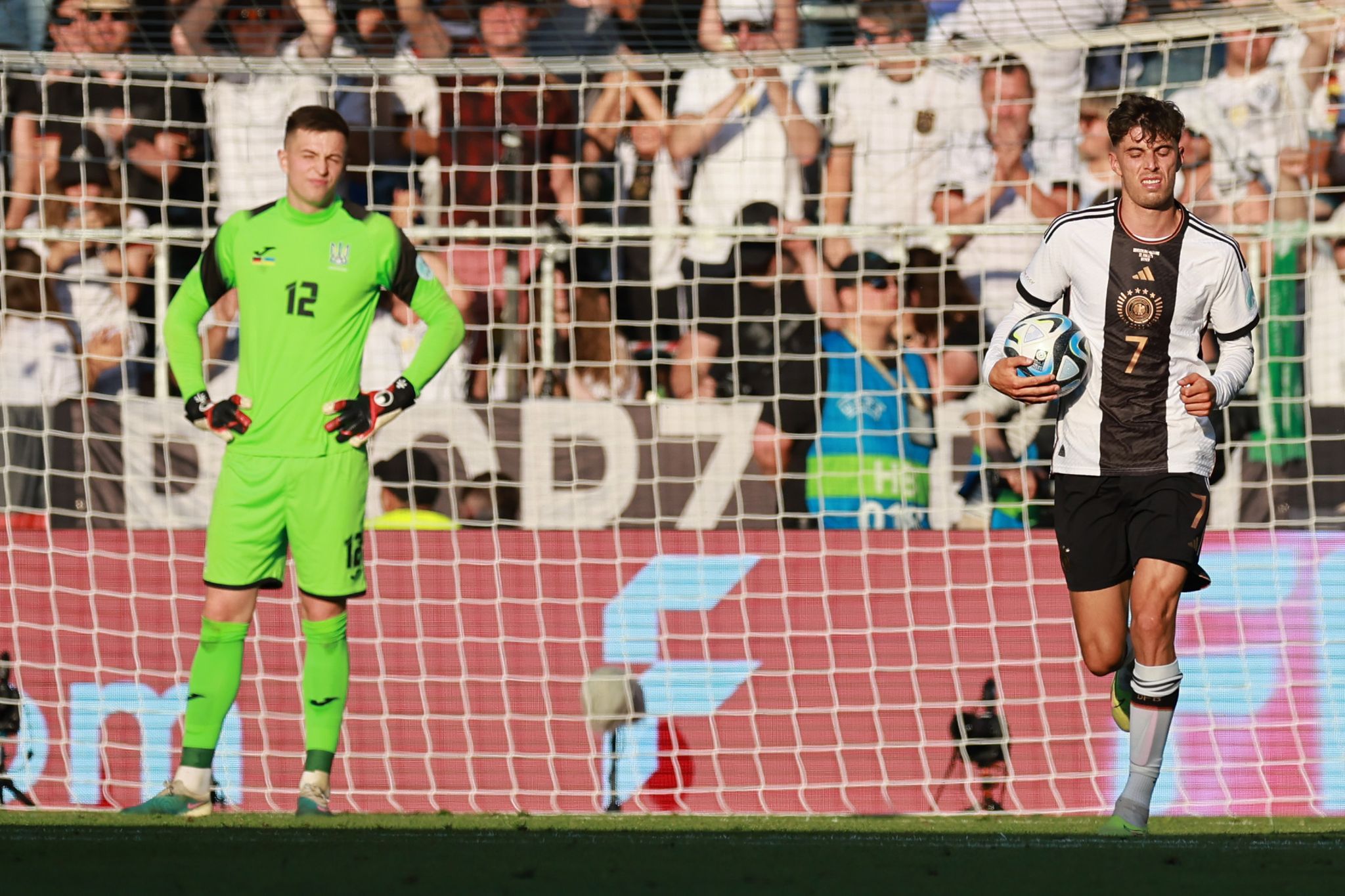 Stimmungstief ein Jahr vor EM: Flick hält am «Plan» fest