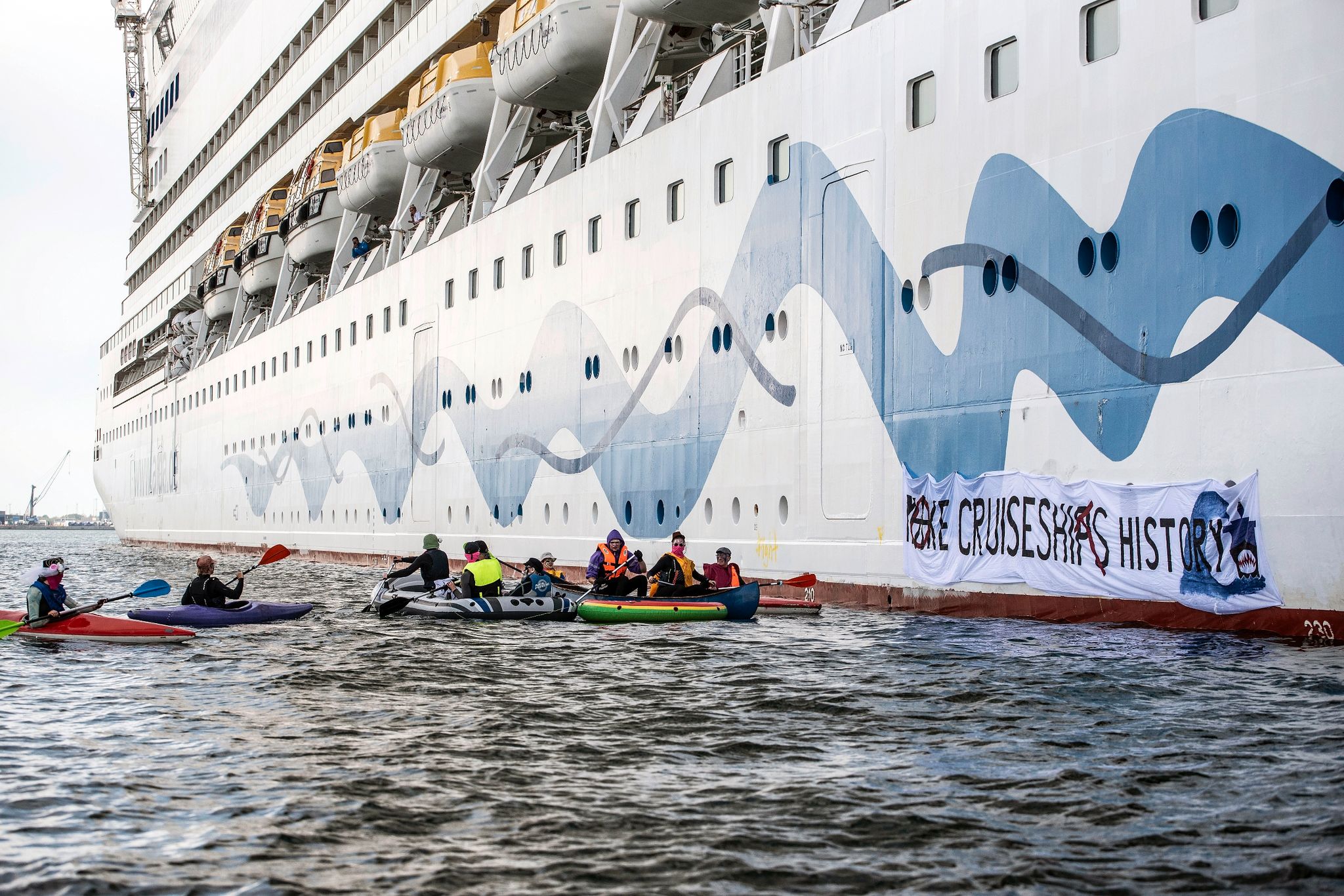 Kreuzfahrtschiff startet nach Klima-Blockade mit Verspätung