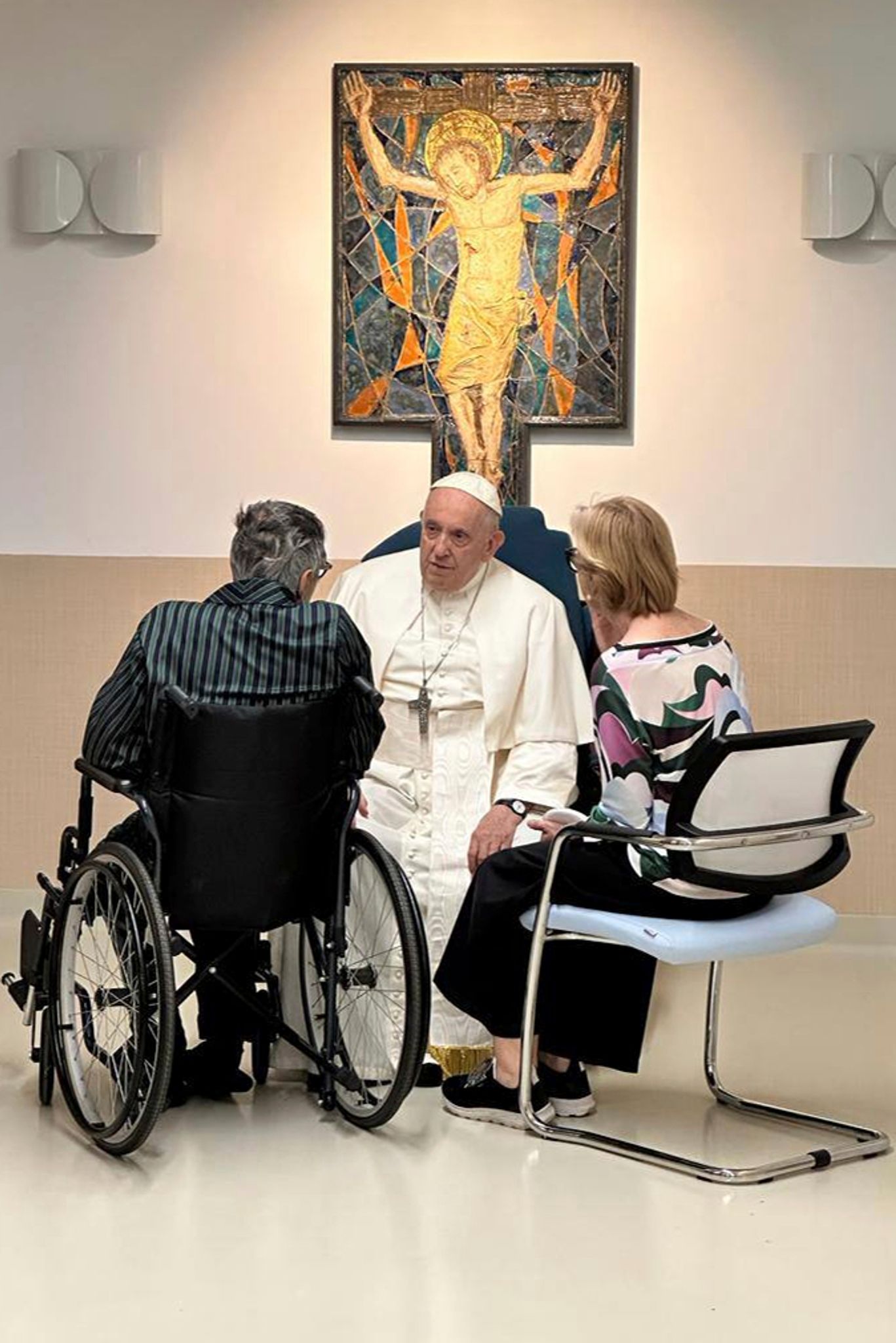 Papst Franziskus verlässt Klinik: «Ich lebe noch»