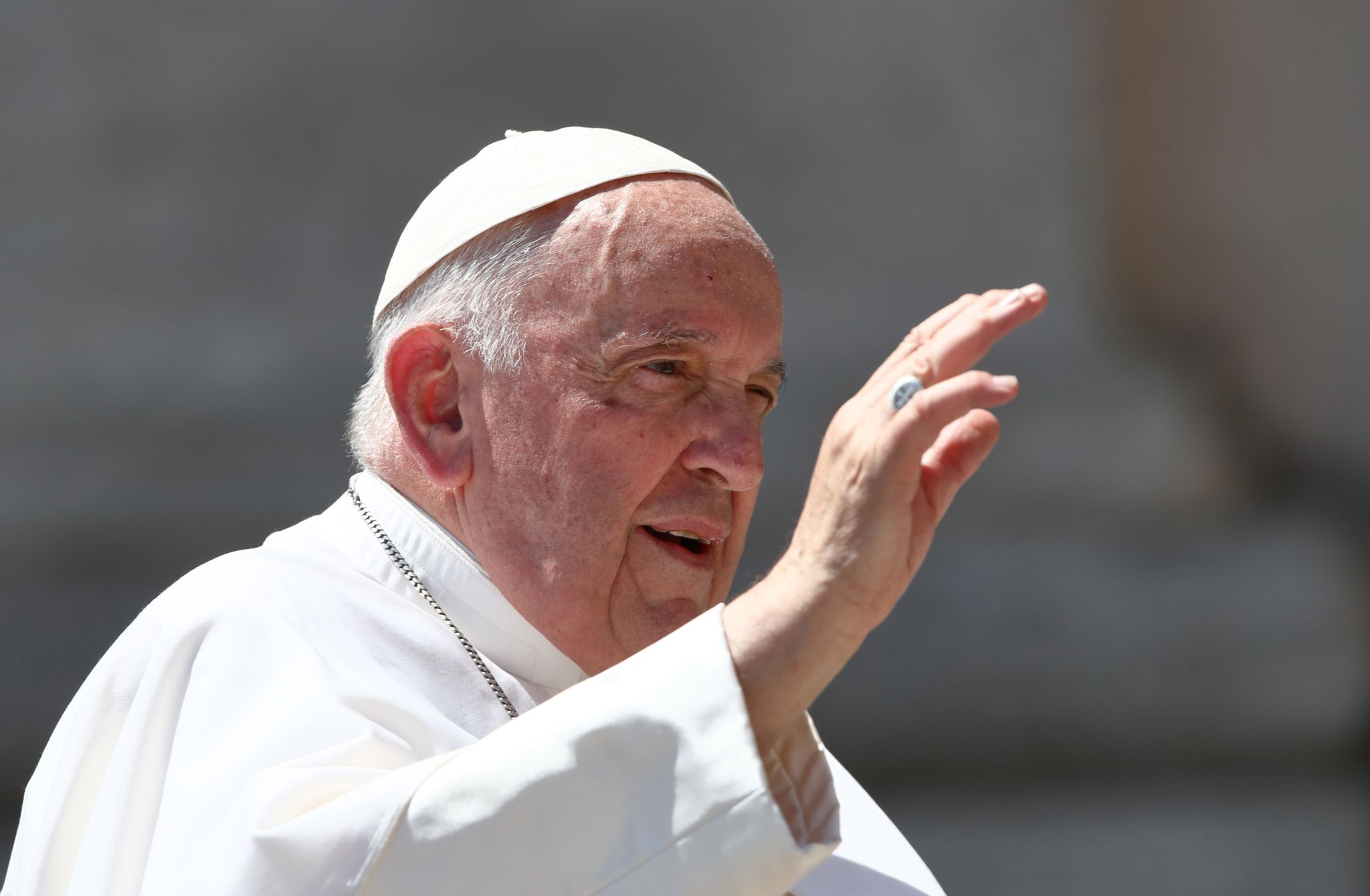 Papst nach OP im Krankenhaus – Vatikan tritt Sorgen entgegen