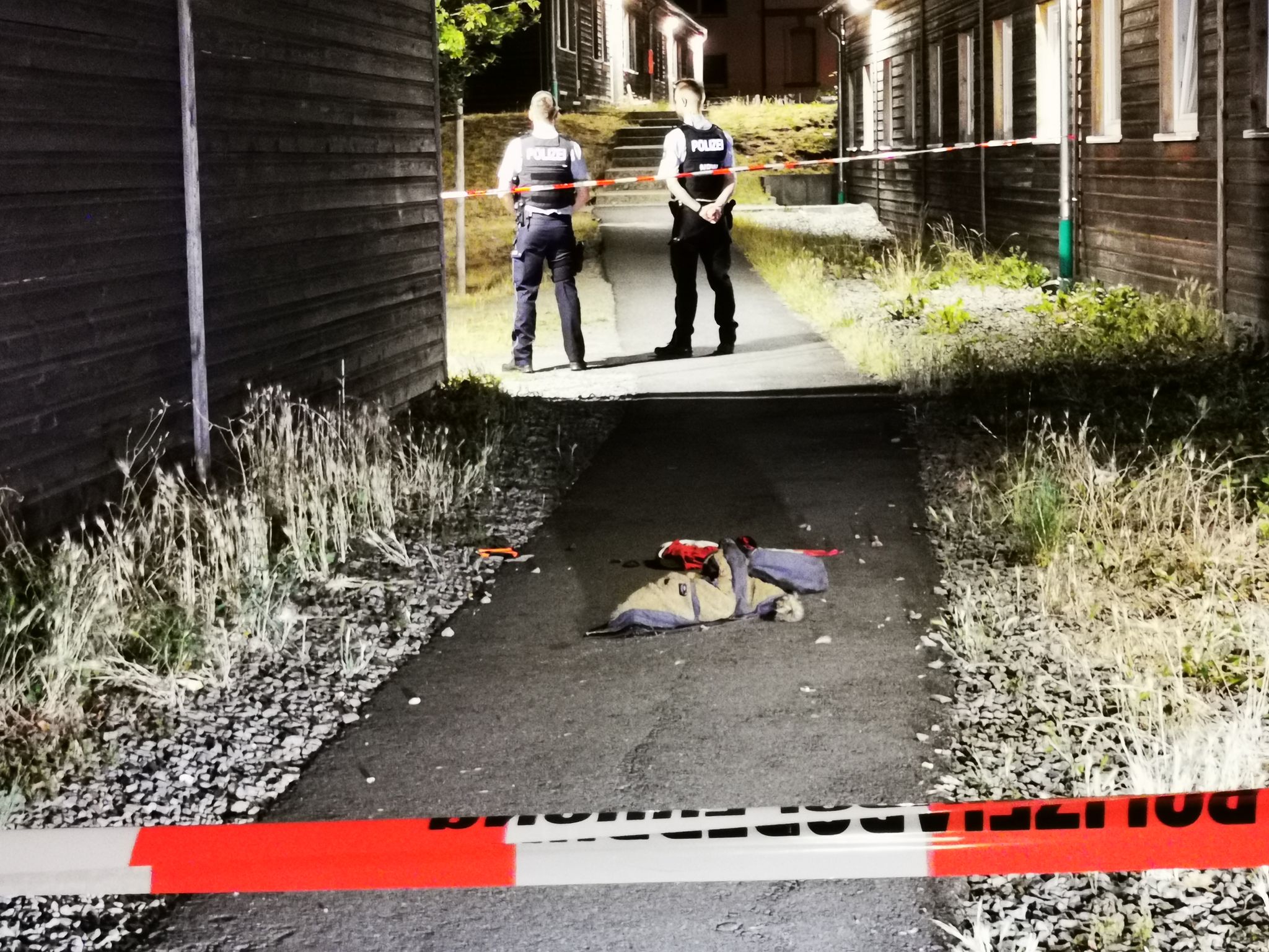 Polizei schießt auf Bewaffneten – lebensgefährlich verletzt