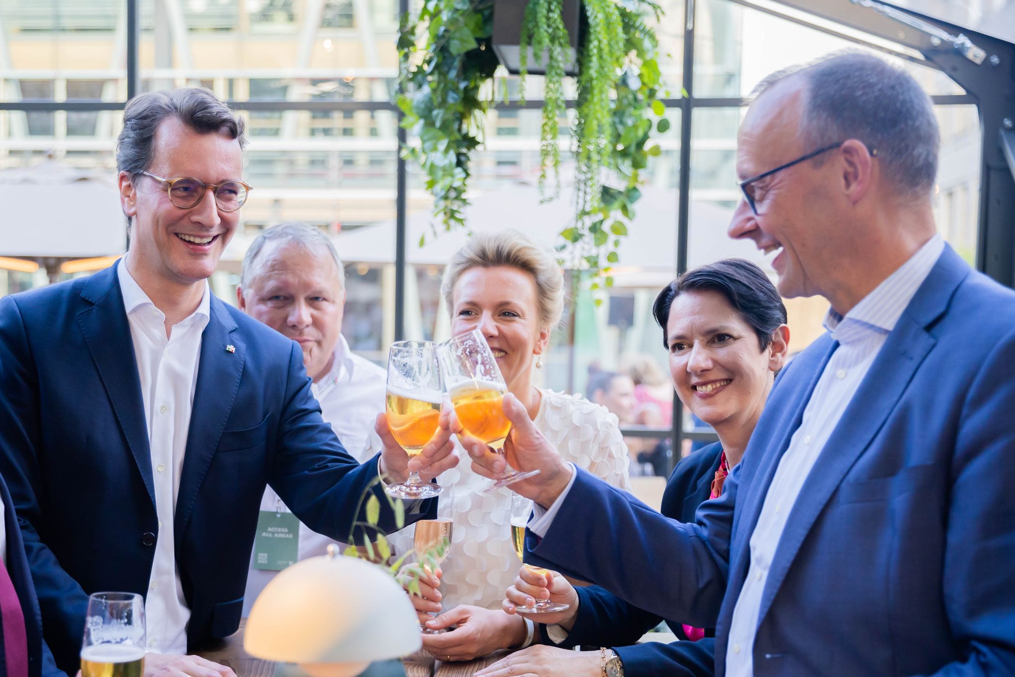 Kopfnicken und Bier: Wüst und Merz demonstrieren Einigkeit