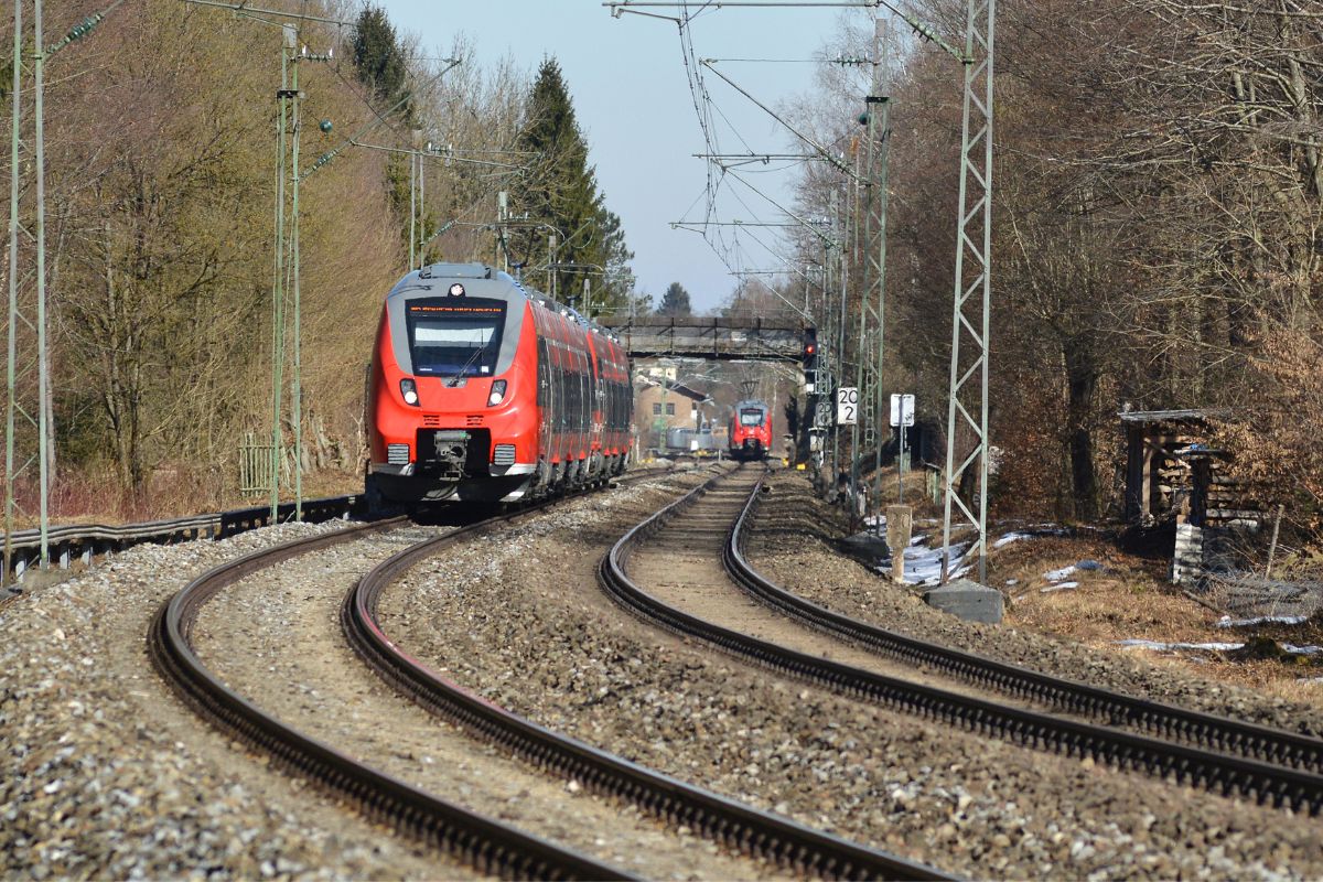 Zug-Unglück: Regionalzug zermalmt PKW – mehrere Opfer