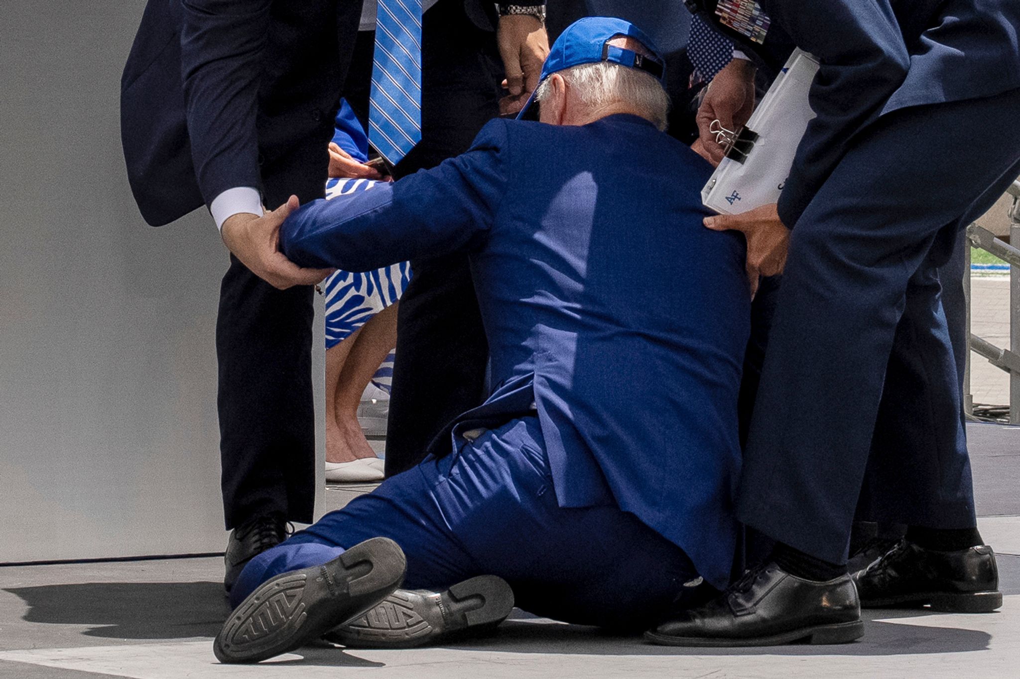 Stolpernder Präsident: Biden stürzt bei Absolventenfeier
