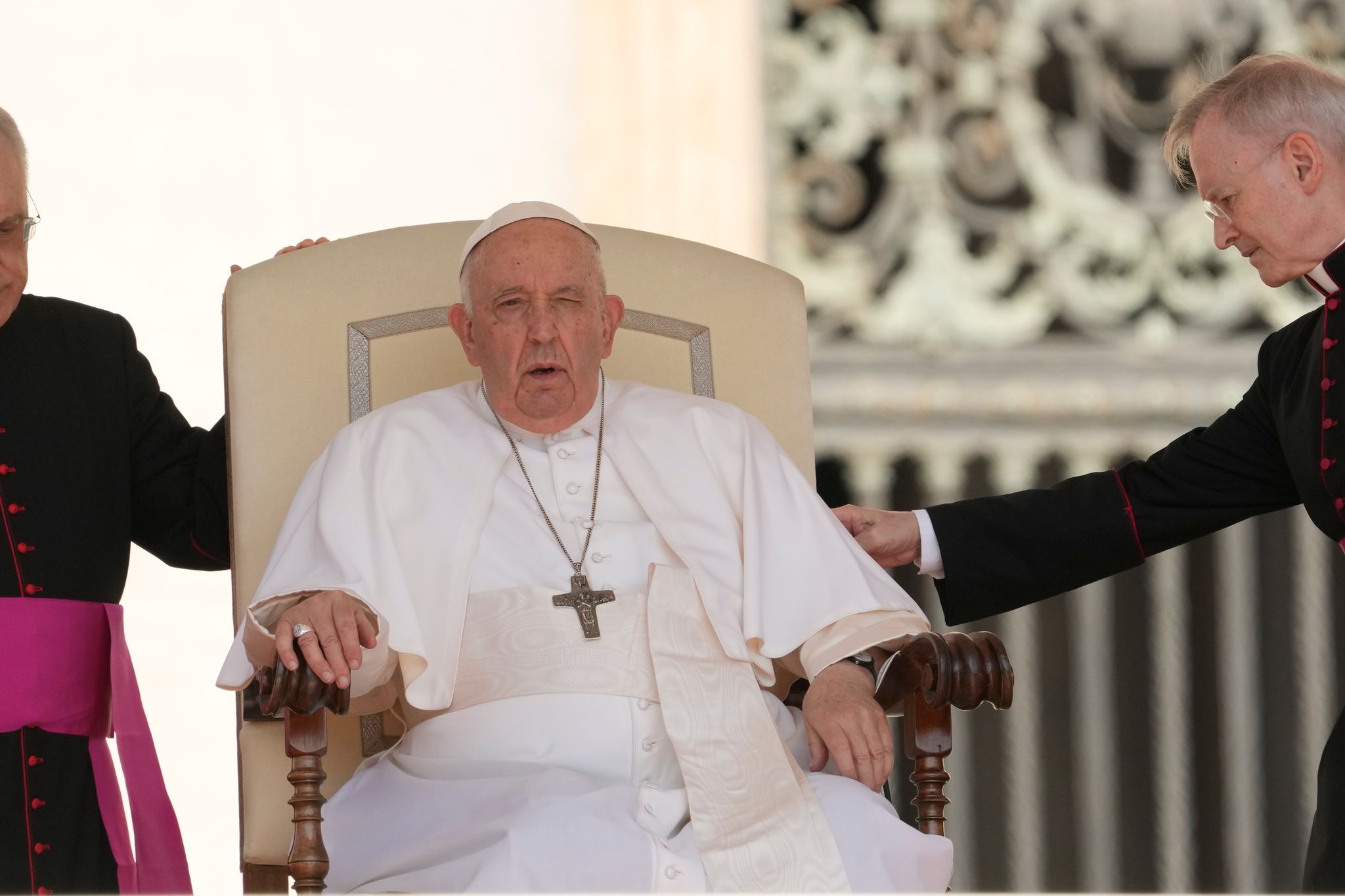 Papst Franziskus im Klinik: Not-OP