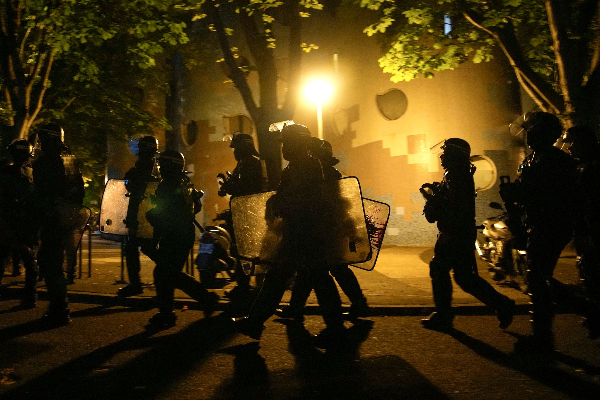 Unruhen in Frankreich: Mehr als 1300 Menschen festgenommen