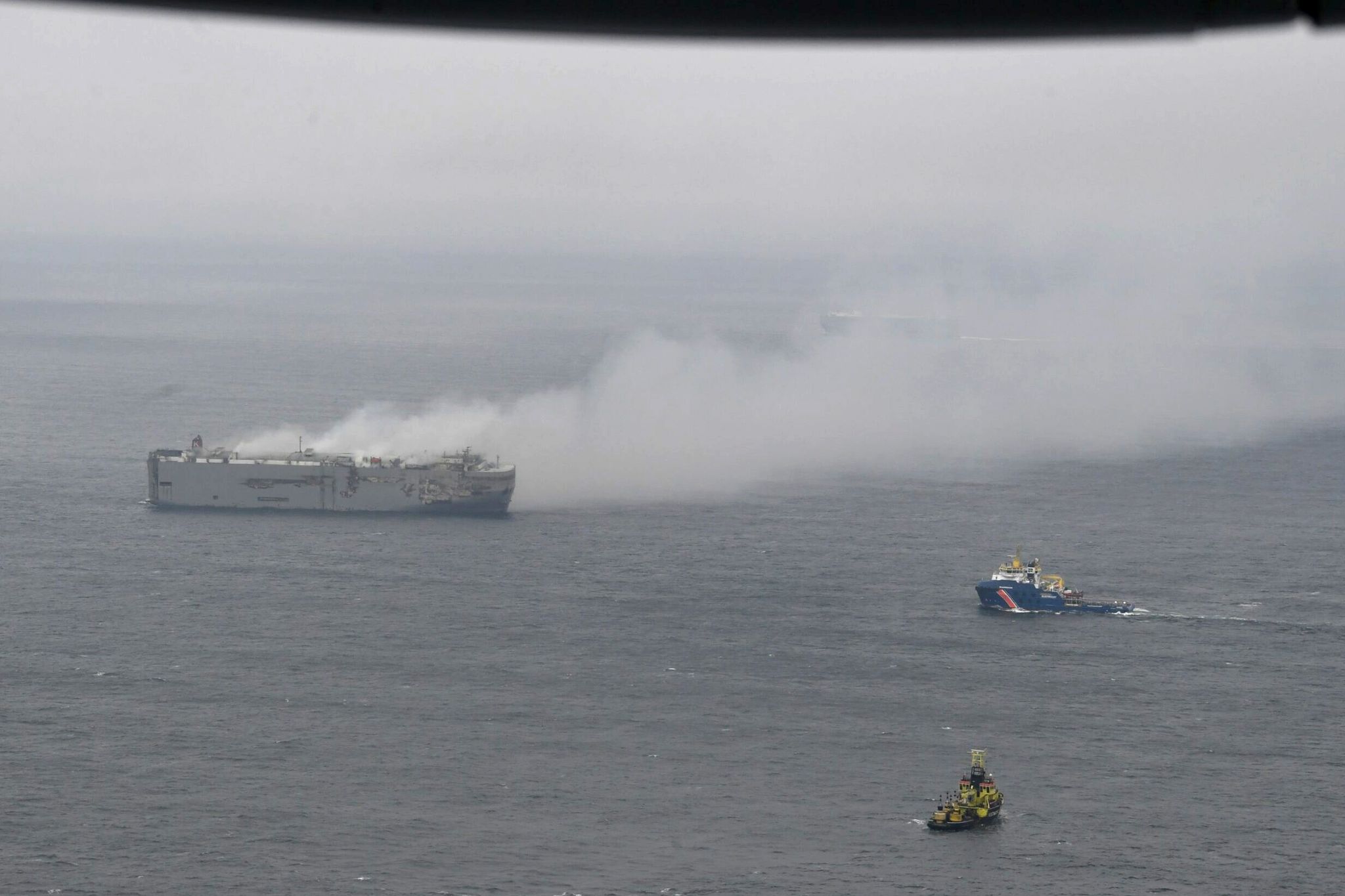 Erstmals Bergungsexperten auf brennendem Frachter