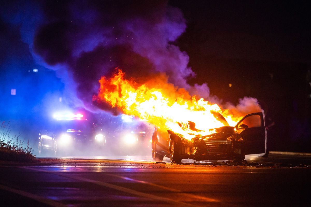 Auto brennt auf Autobahn – Vollsperrung