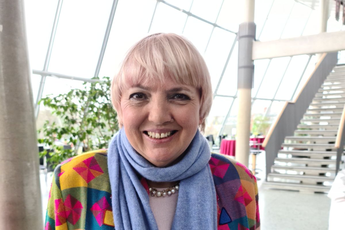 Flüssigkeits-Attacke auf Claudia Roth