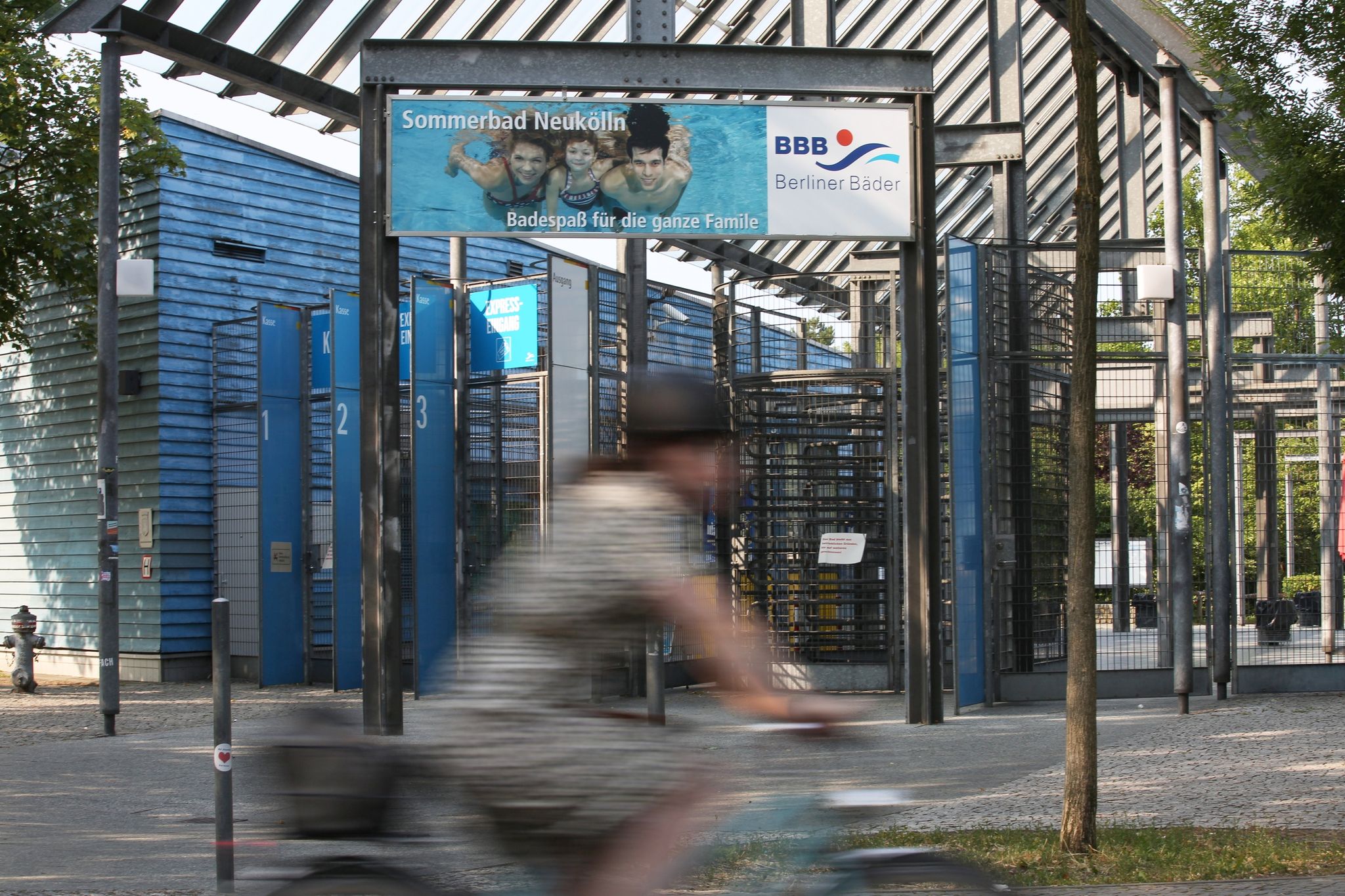 Schwimmen mit Ausweiskontrolle nach Gewalt in Freibädern