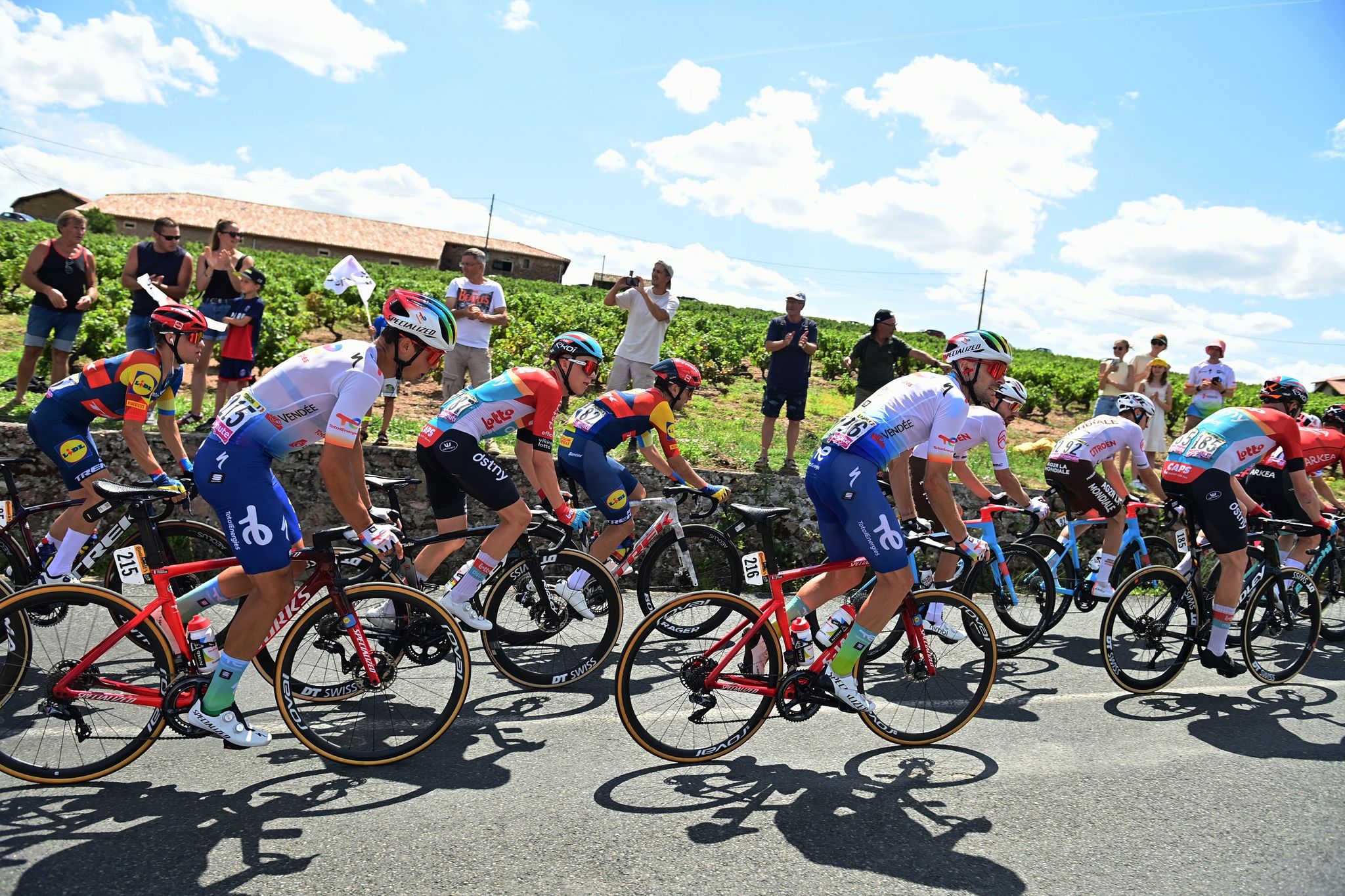 Geschkes Zimmerkollege Izagirre siegt auf Chaos-Etappe