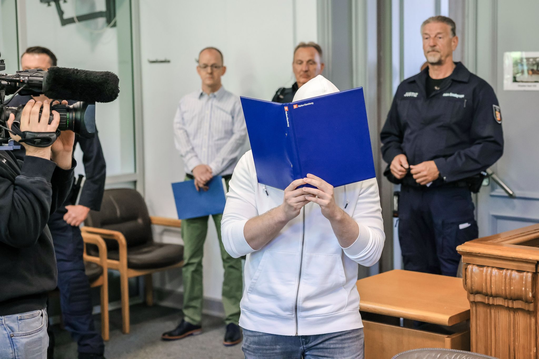 Demonstranten bei AfD-Treffen angefahren: Mann vor Gericht