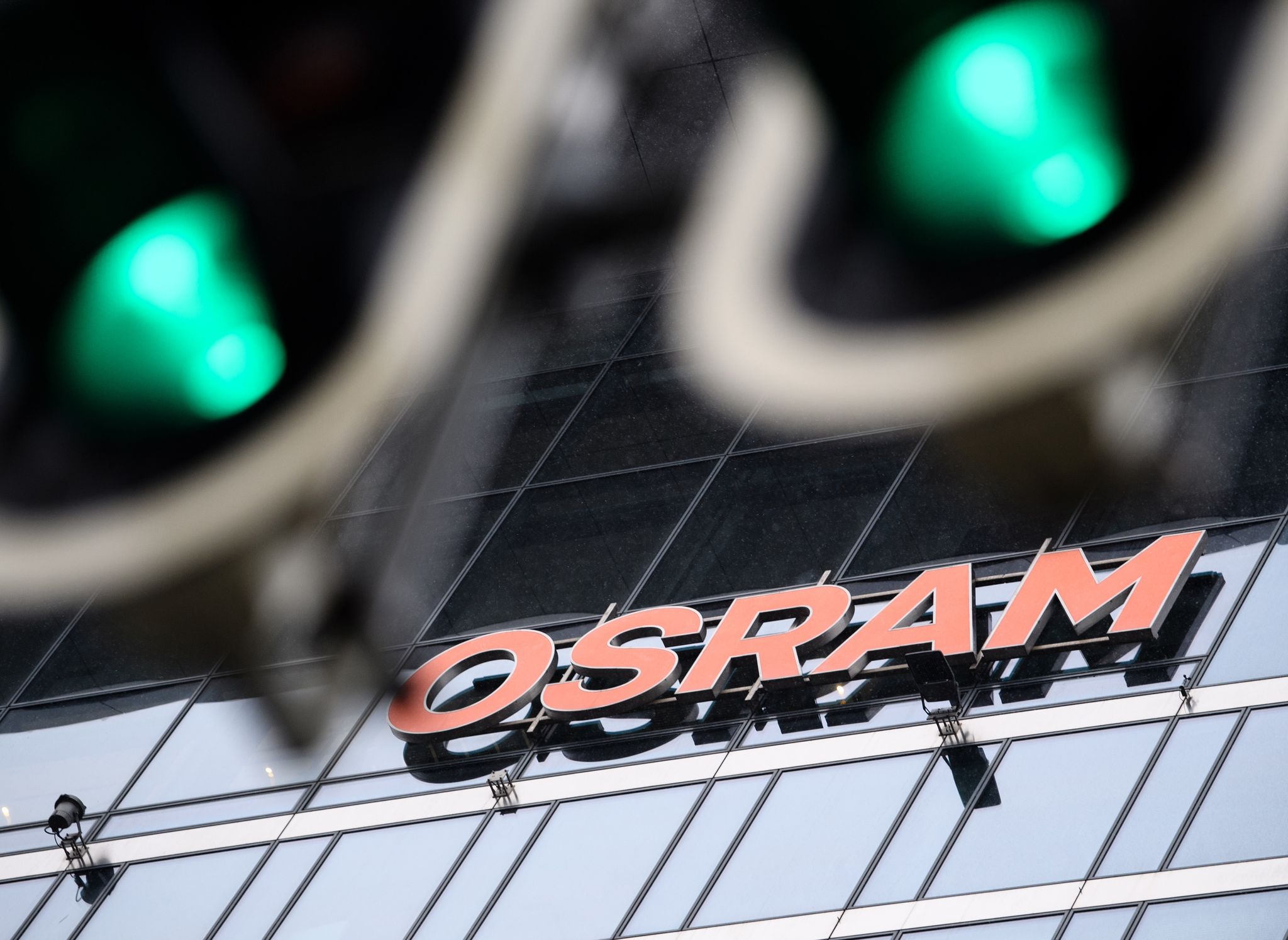 AMS Osram schreibt Milliarde ab und schrumpft