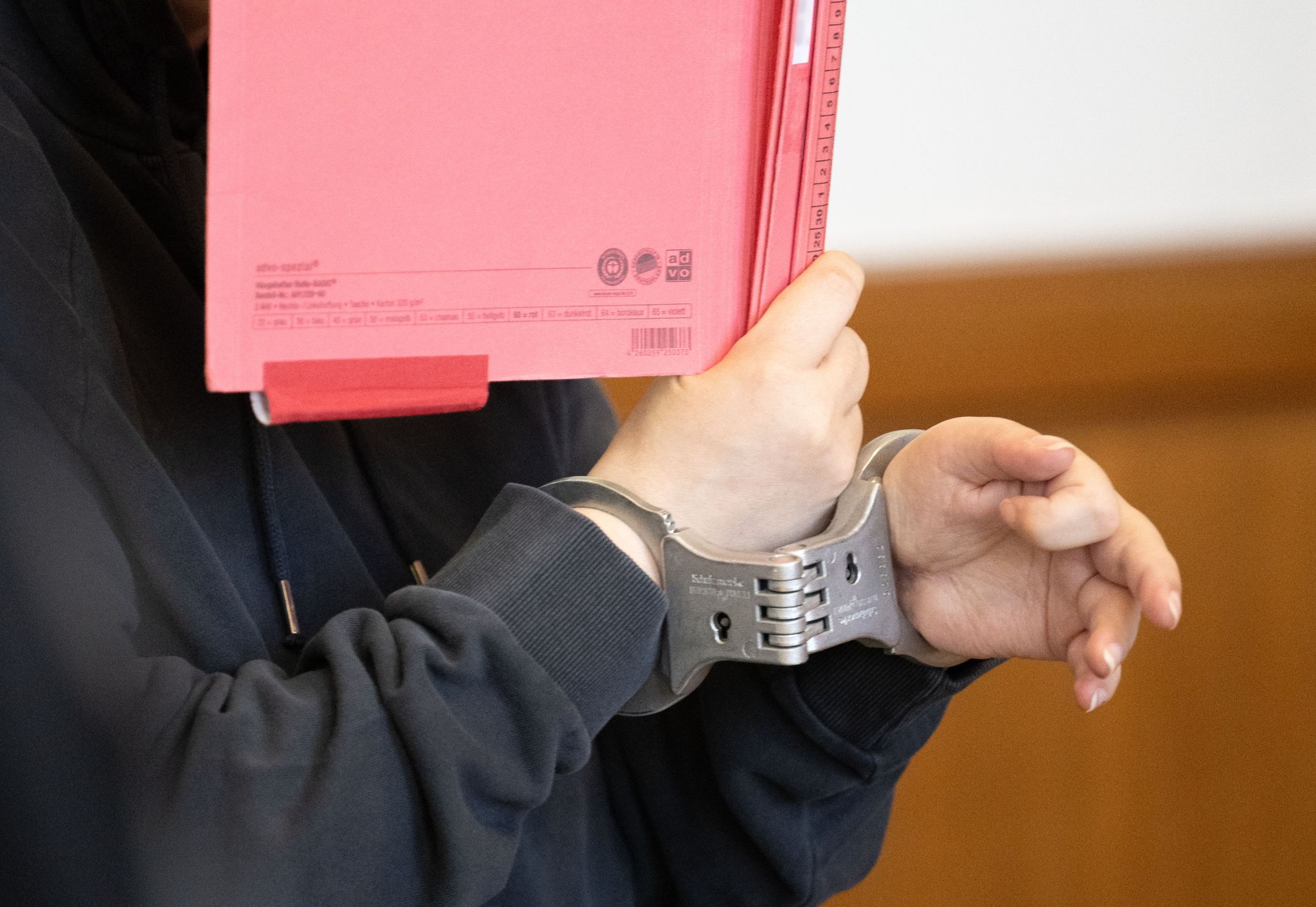 Kind ertrinkt in Badewanne – Angeklagte Mutter schweigt