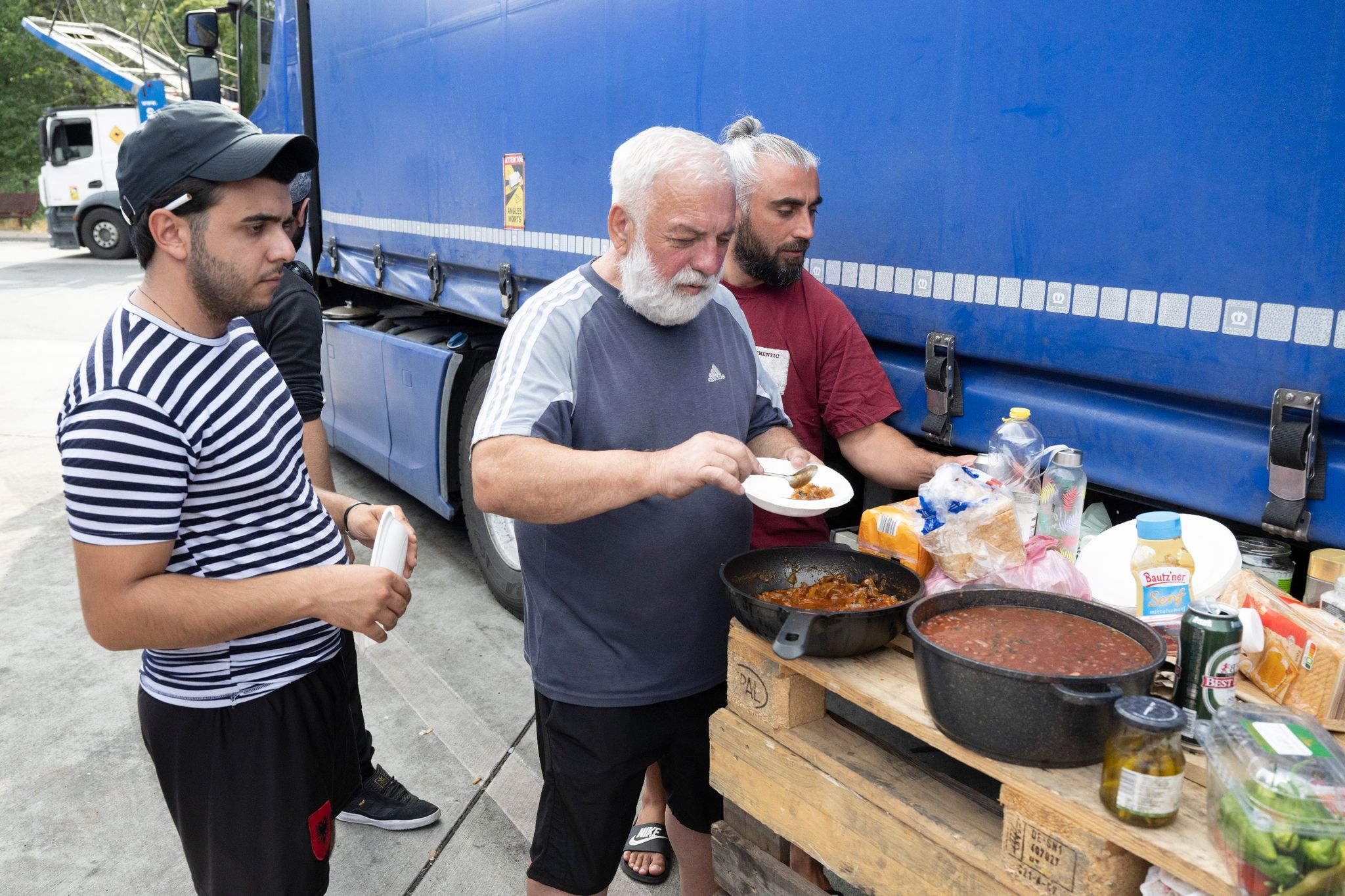 Lkw-Fahrer weiter im Streik an Raststätte