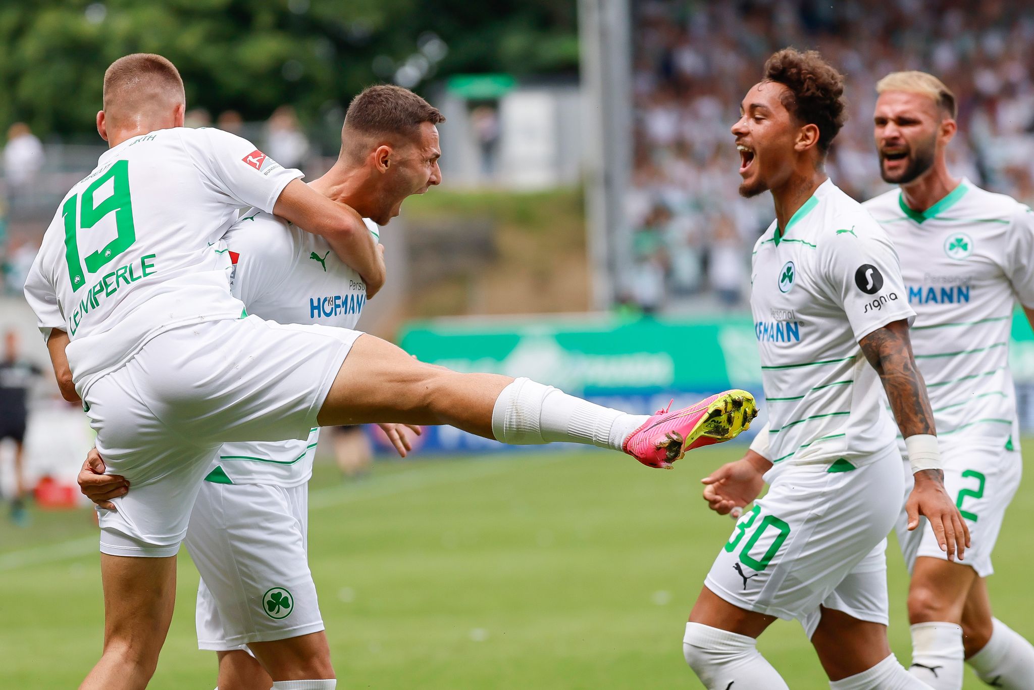 Fürth an der Tabellenspitze – Pleite für Paderborn und Kruse