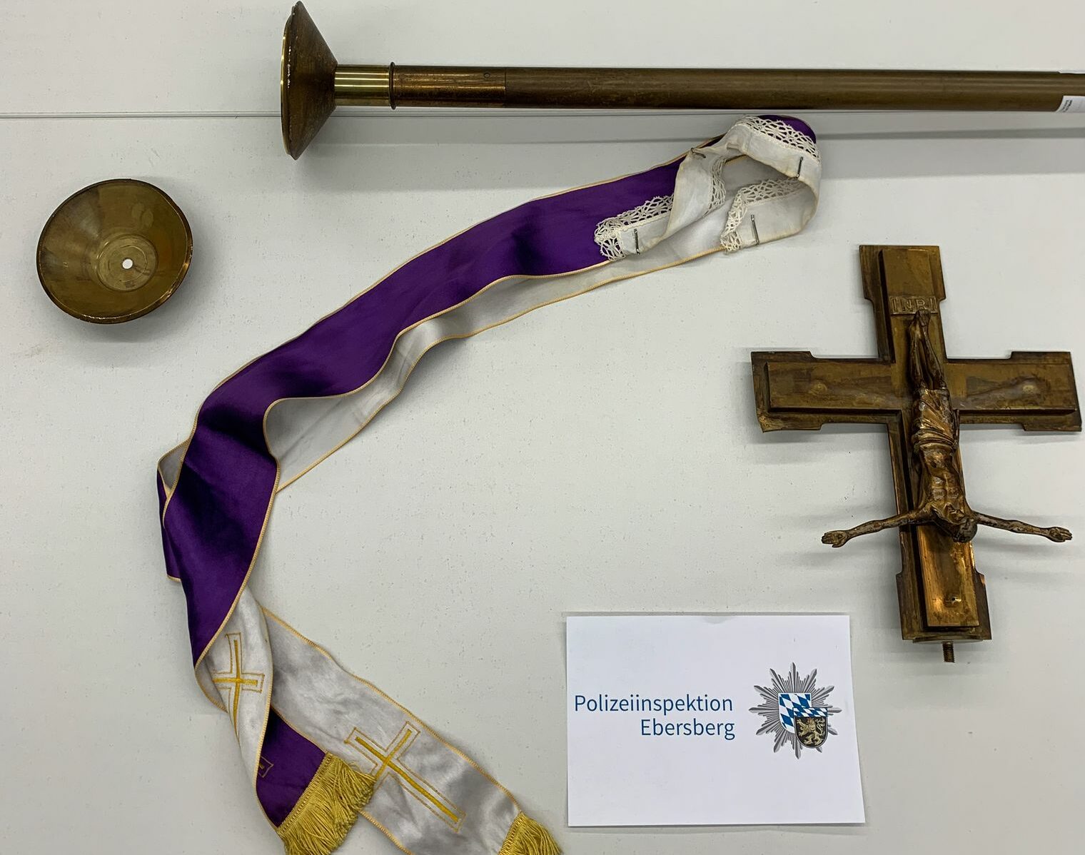 Mann in Priestergewand schlägt 19-Jährigen mit Kreuz