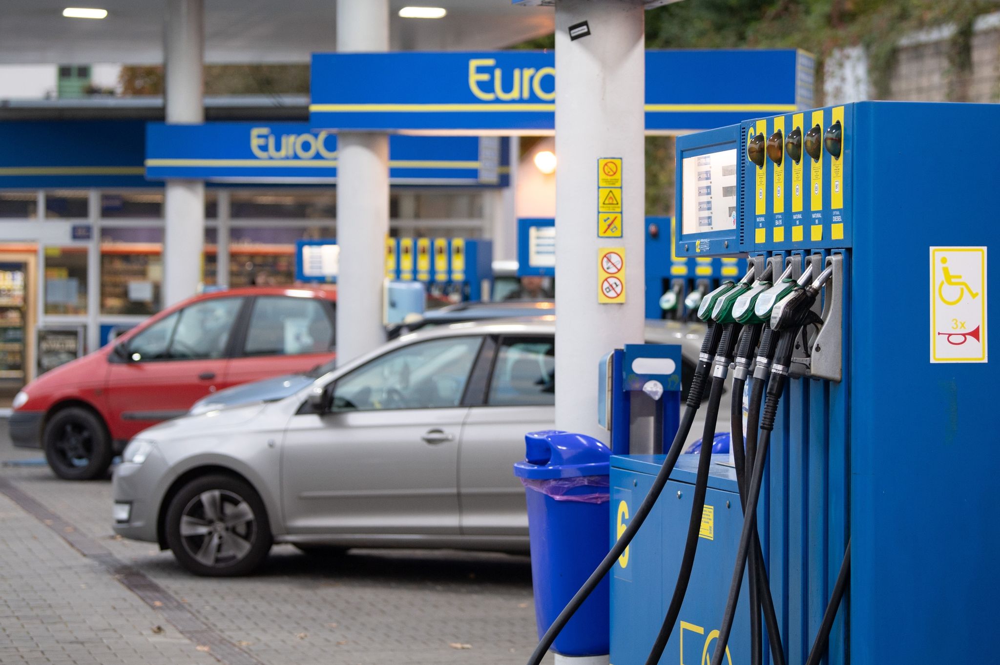 Meistens tankt es sich hinter der Grenze billiger