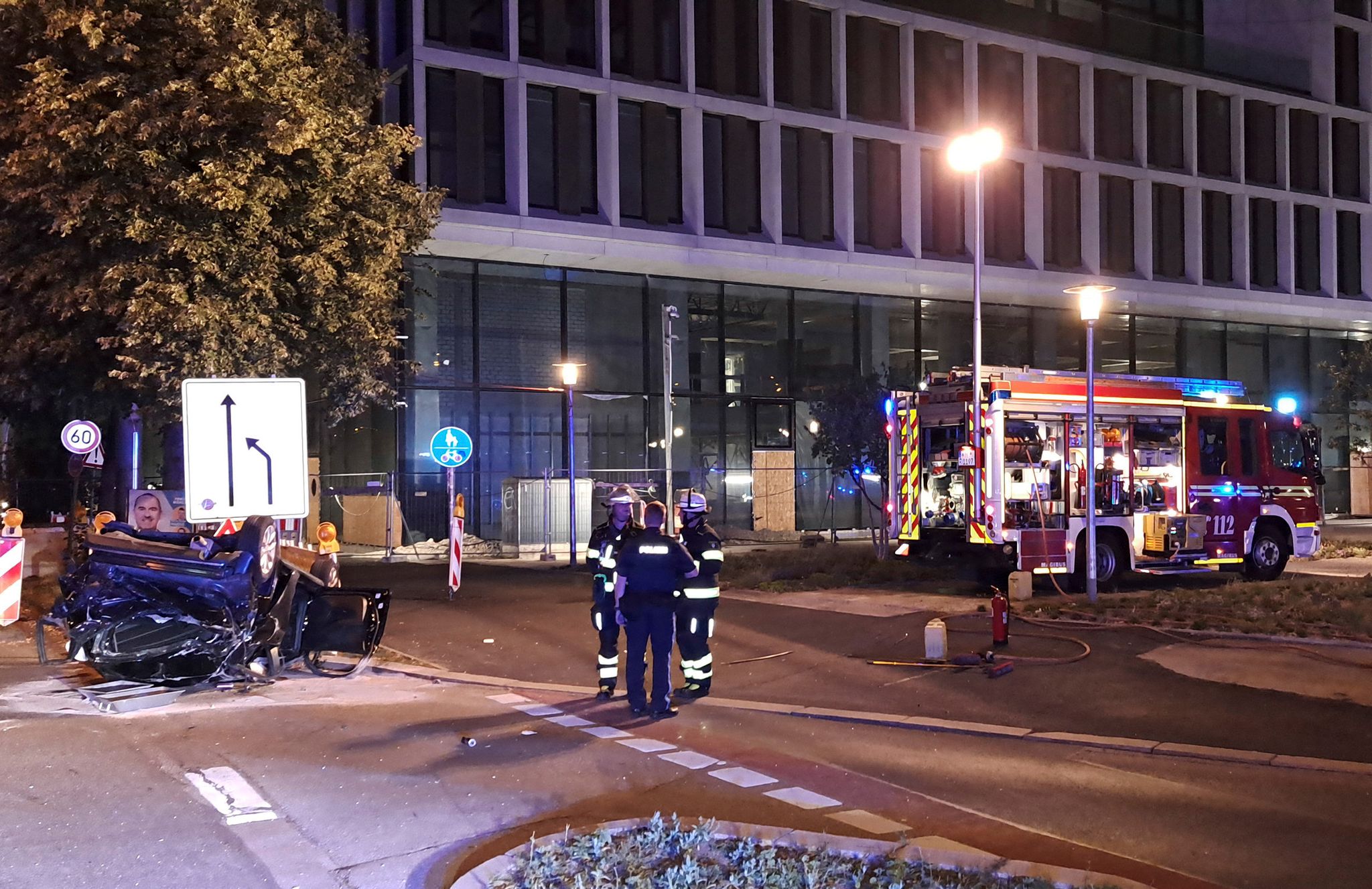 Fahrer erfasst bei Flucht Menschen an Haltestelle